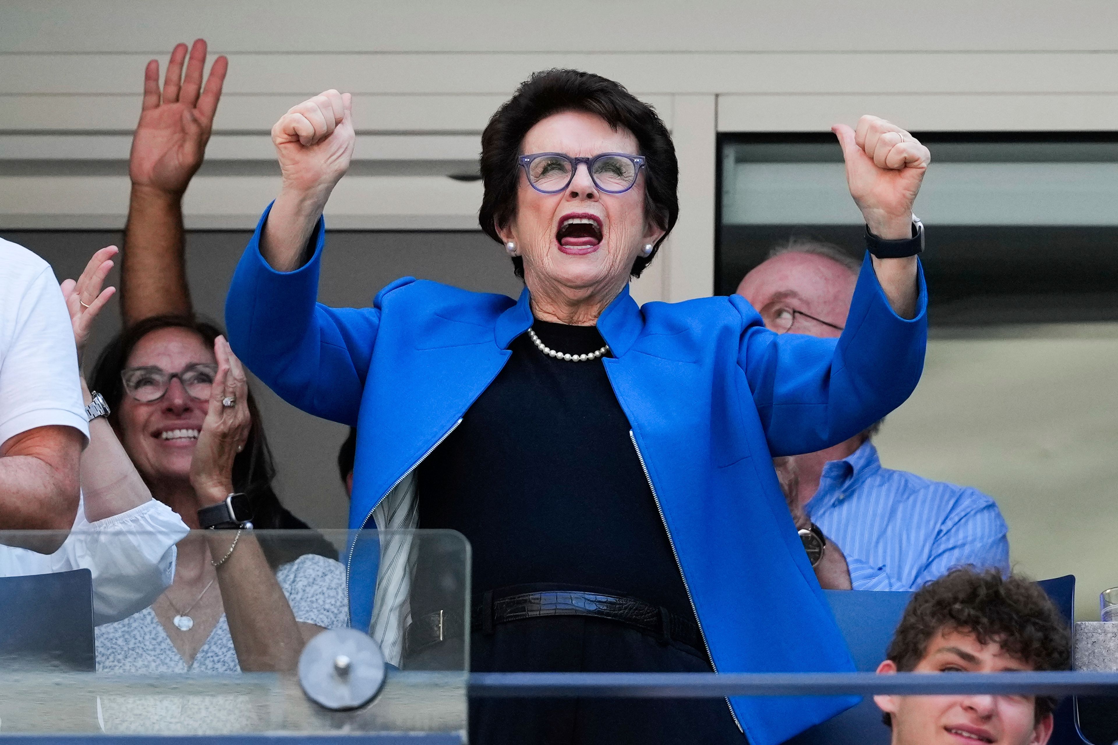 CORRECTS ID TO DIANA SHNAIDER OF RUSSIA NOT DARIA SNIGUR OF UKRAINE Tennis legend Billie Jean King cheers during a match between Jessica Pegula, of the United States, and Diana Shnaider, of Russia, in the fourth round of the U.S. Open tennis championships, Monday, Sept. 2, 2024, in New York.