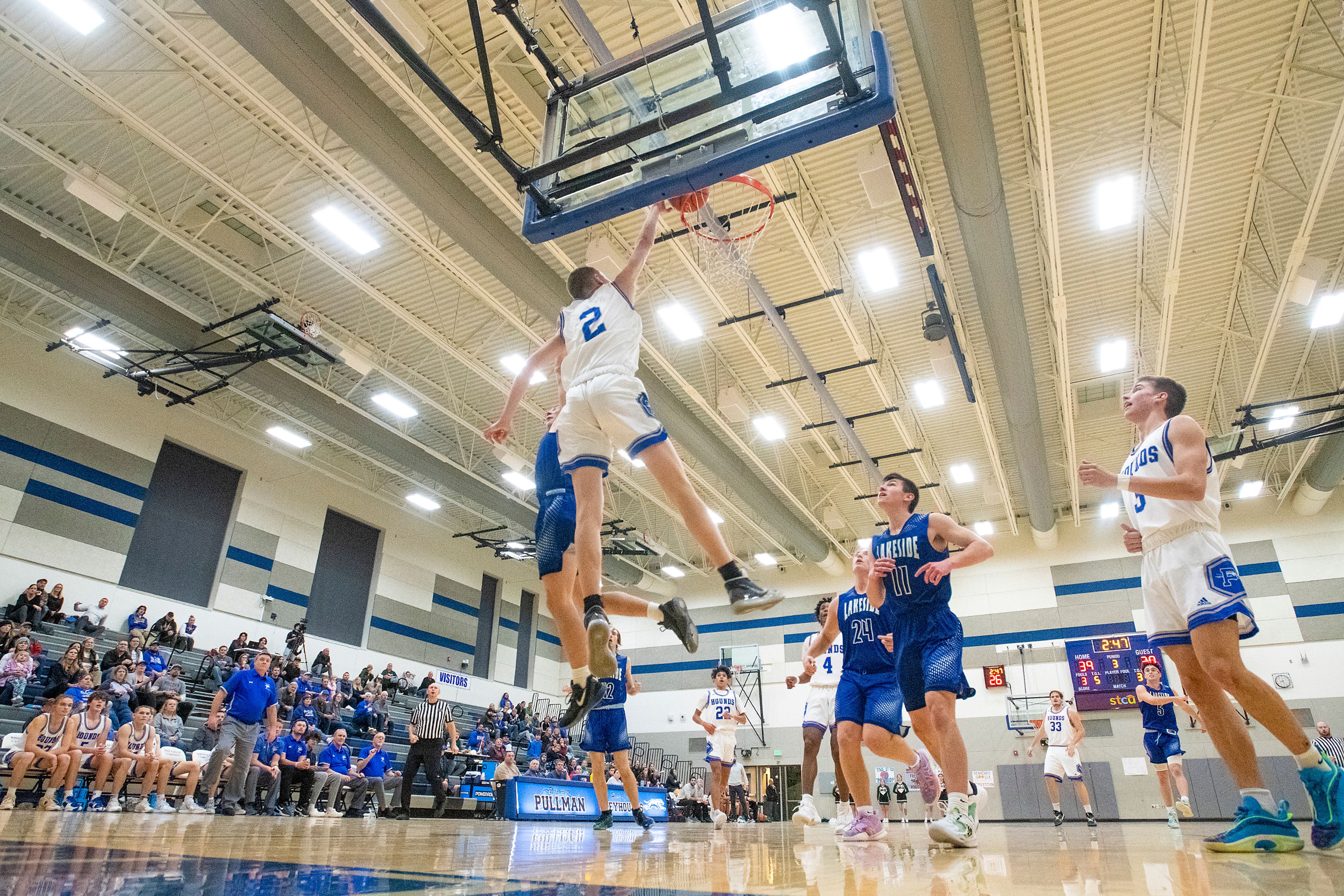 Pullman guard Jaedyn Brown, center, attempts to dunk over Lakeside guard Sadahiro Patterson during Friday’s nonleague game.