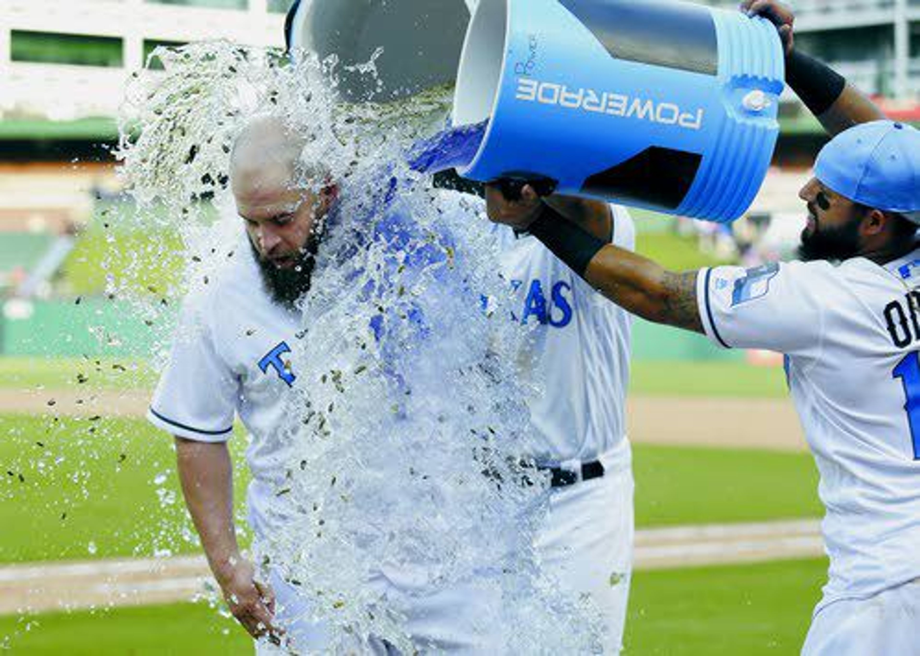 Rangers' 4 homers hand M's 3rd straight loss