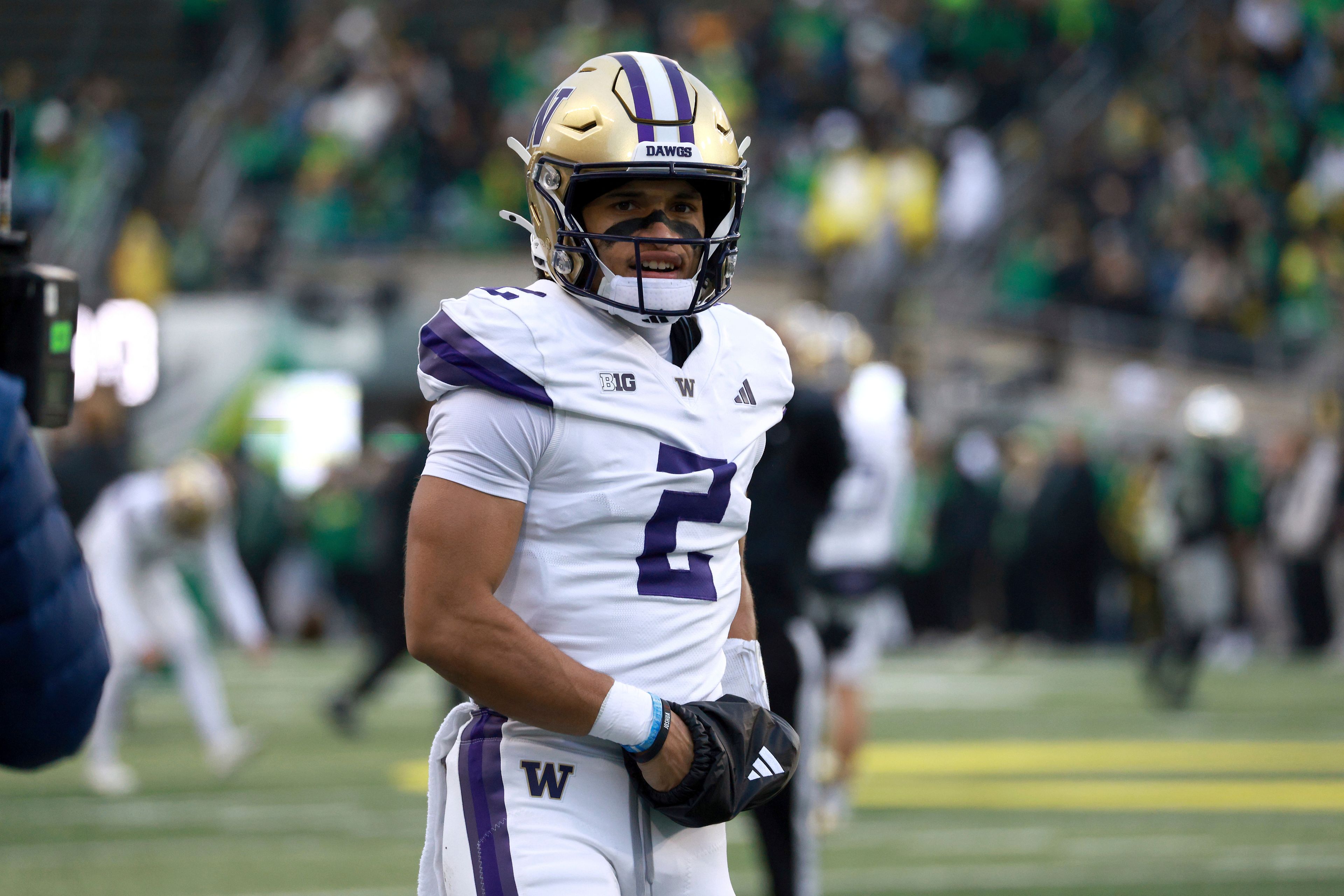 Washington quarterback Demond Williams Jr. (2) warms up before an NCAA college football game against Oregon, Saturday, Nov. 30, 2024, in Eugene, Ore. (AP Photo/Lydia Ely)