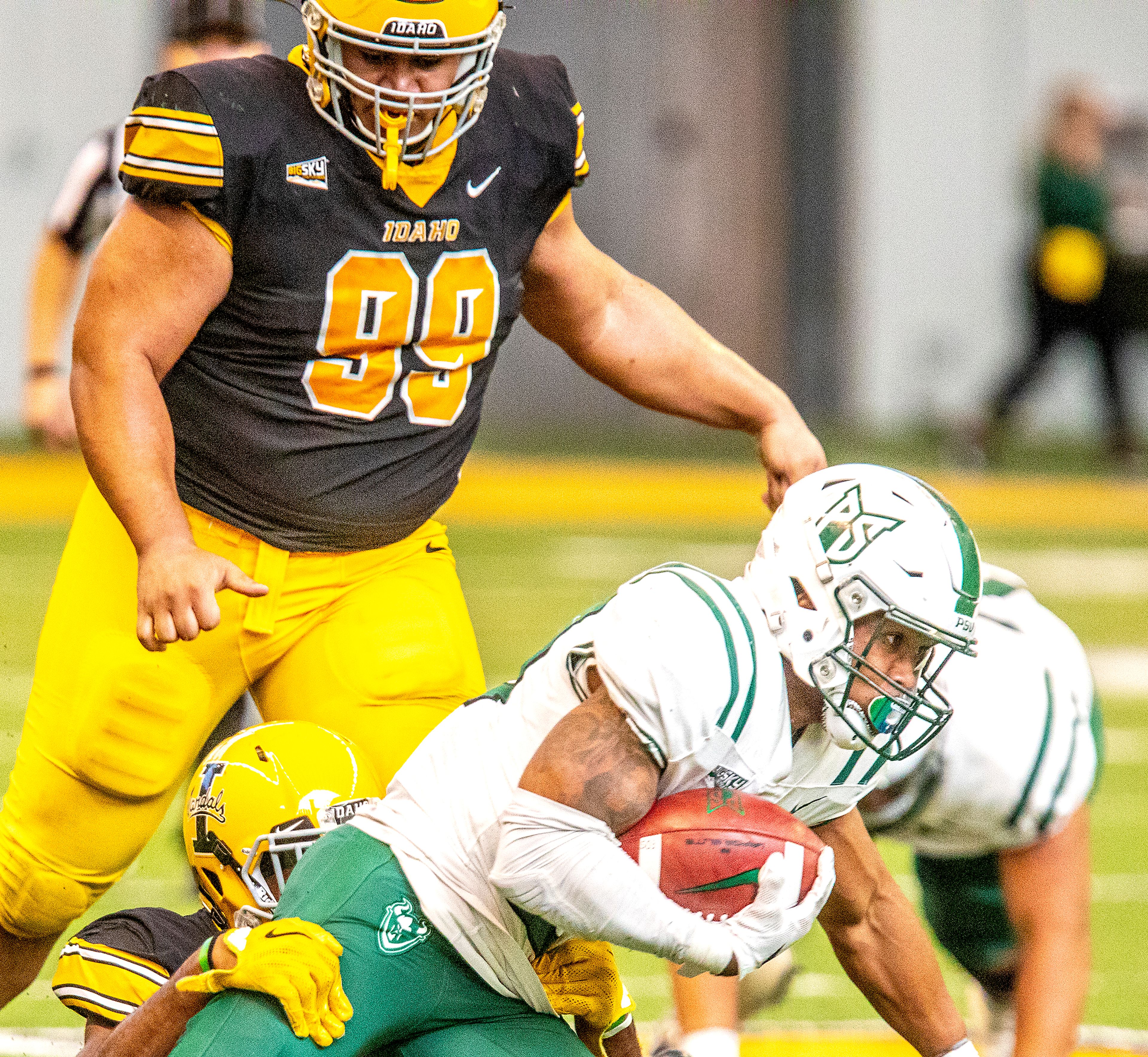 Idaho's Noah Elliss, left, declared for the NFL draft Tuesday.