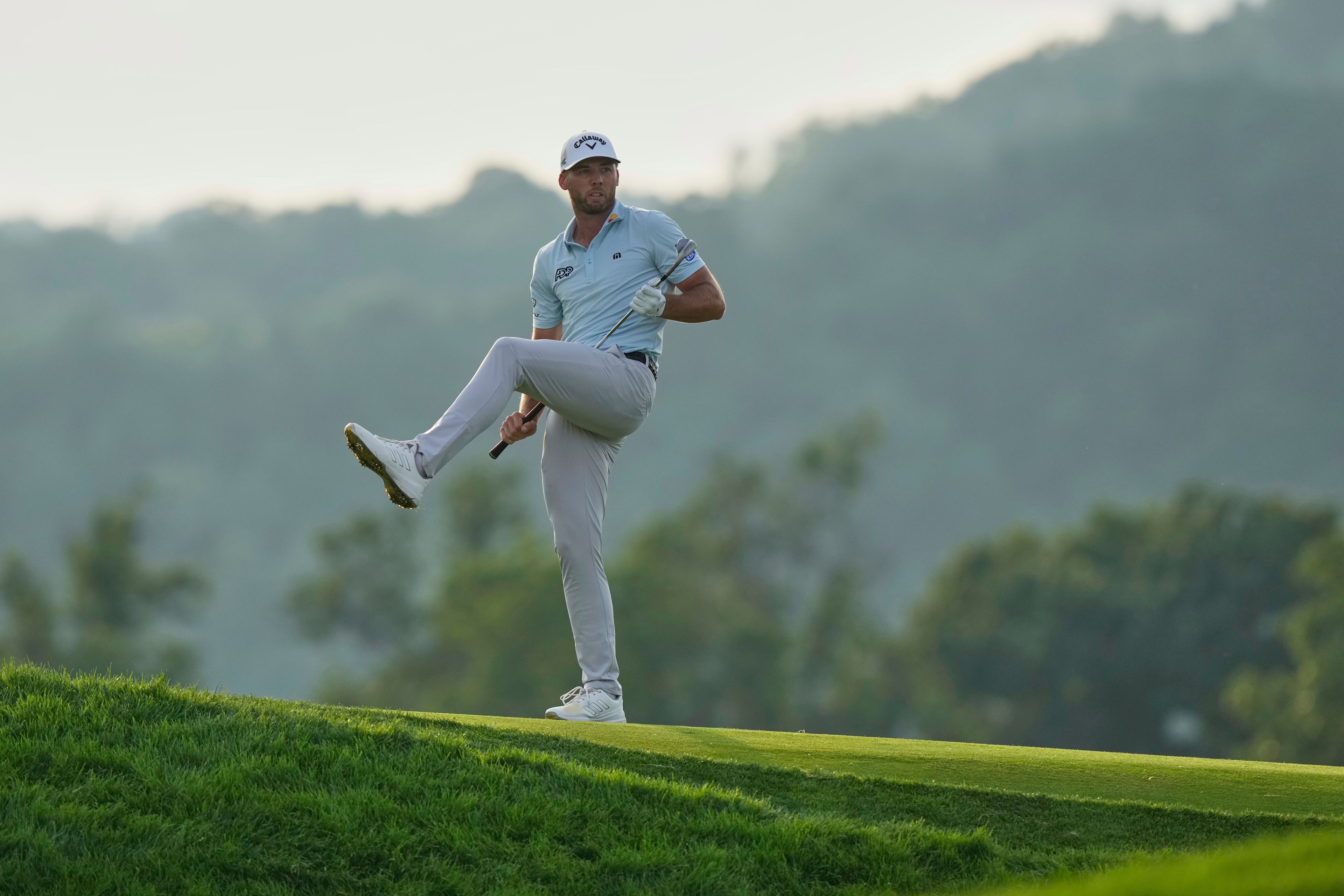 Burns holds steady on soggy Oakmont to lead U.S. Open