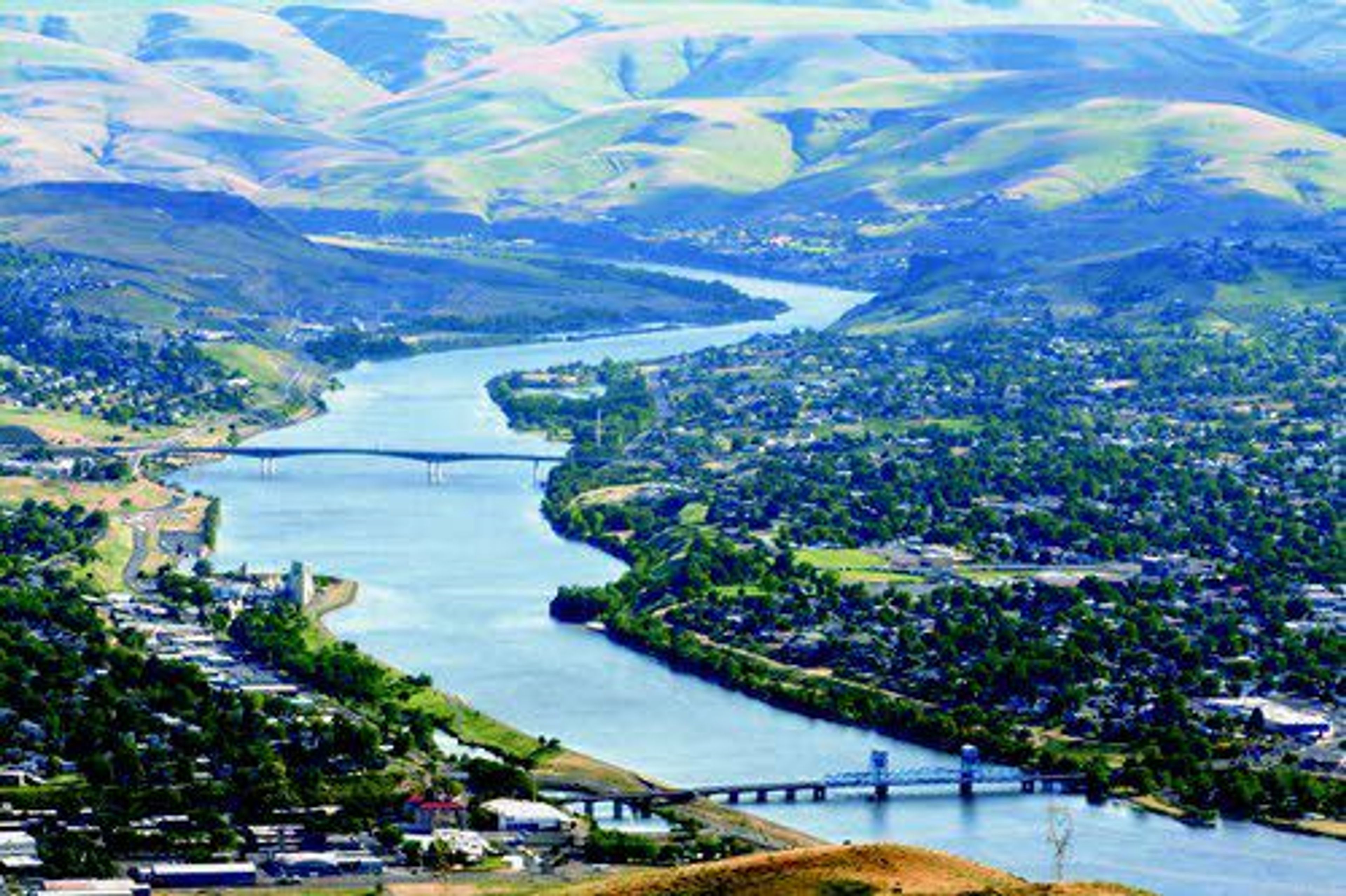 A telephoto view, from a viewpoint on U.S. Route 95 to the north, looking south towards the Snake River where it passes between Lewiston, Idaho (on the left) and Clarkston, Washington (on the right). The two bridges in view are the Southway Bridge (above), and the Snake River Bridge (below). The latter bridge was built in 1939 and has a vertical-lift span. Date 17 May 2015, 20:32 Source Lewiston and Clarkston, on the Idaho/Washington State border Author Jeremy Segrott from Cardiff, Wales, UK