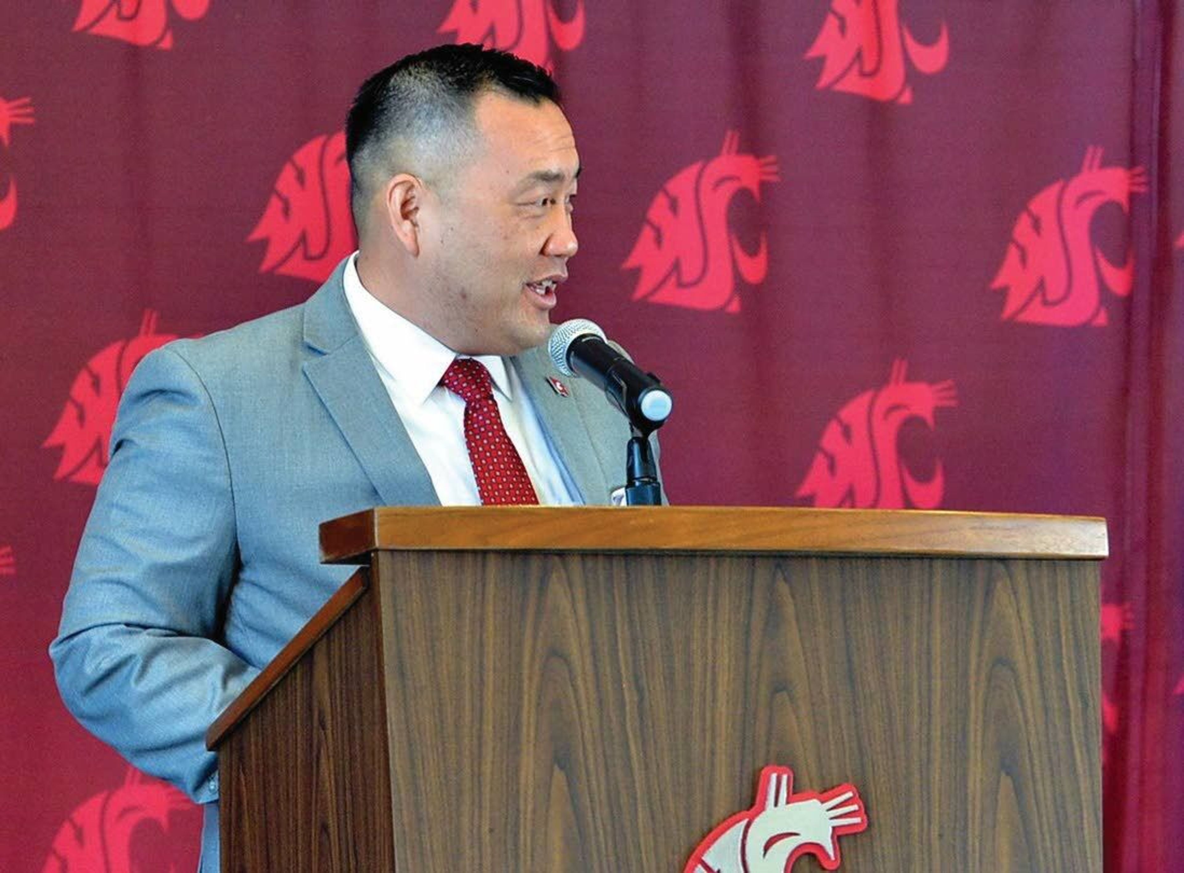 Former Washington State quarterback Jack Thompson is hopeful that school president Kirk Schulz and athletic director Pat Chun, left, can put the school in the best position moving forward.