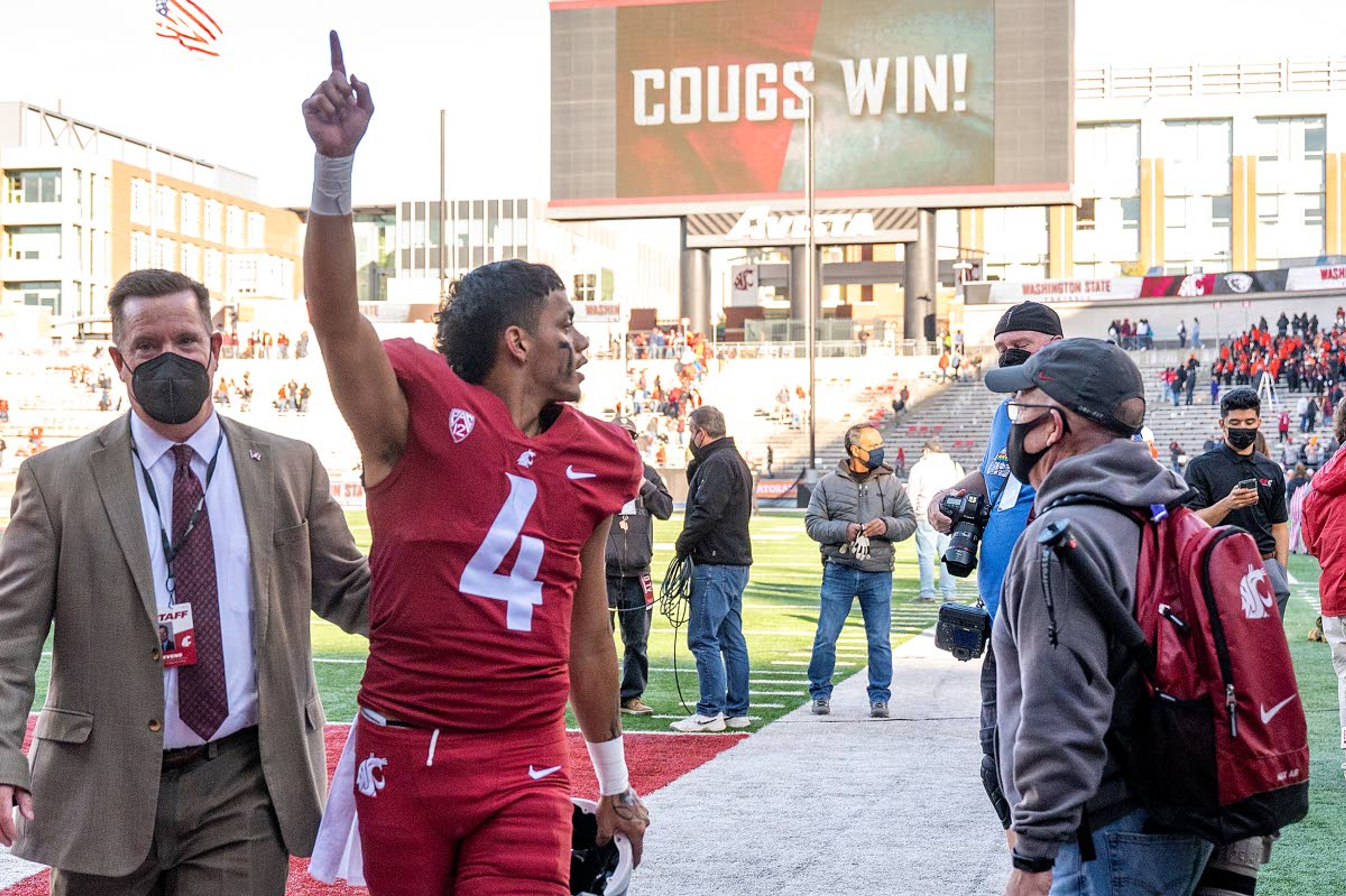 Washington State quarterback Jayden de Laura, second from left, was named the Pac-12’s freshman offensive player of the year Tuesday in voting done by the coaches. De Laura threw for 2,751 yards and 23 touchdowns.