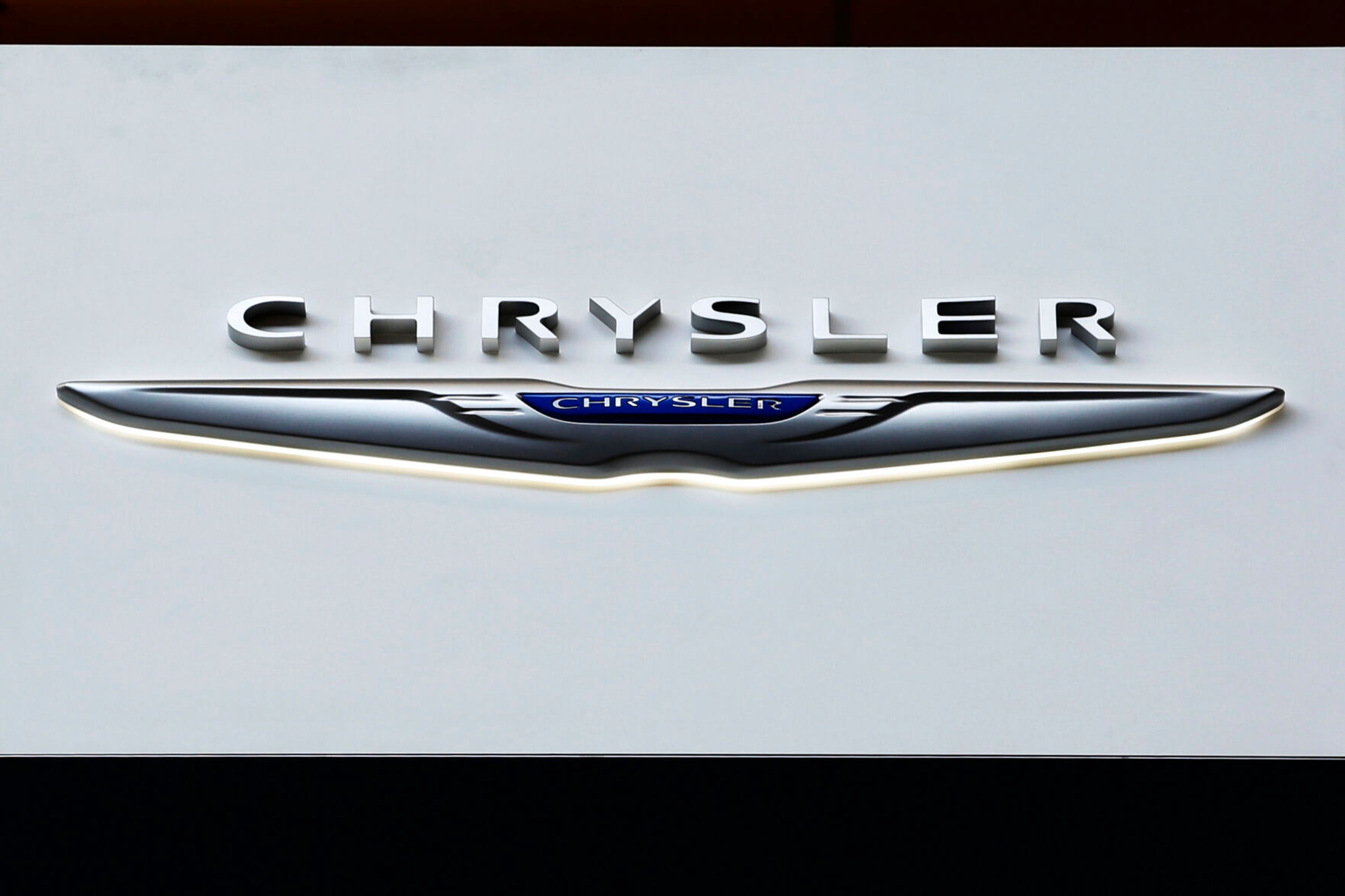 Chrysler recalls more than 211,000 SUVs and pickup trucks due to software malfunction