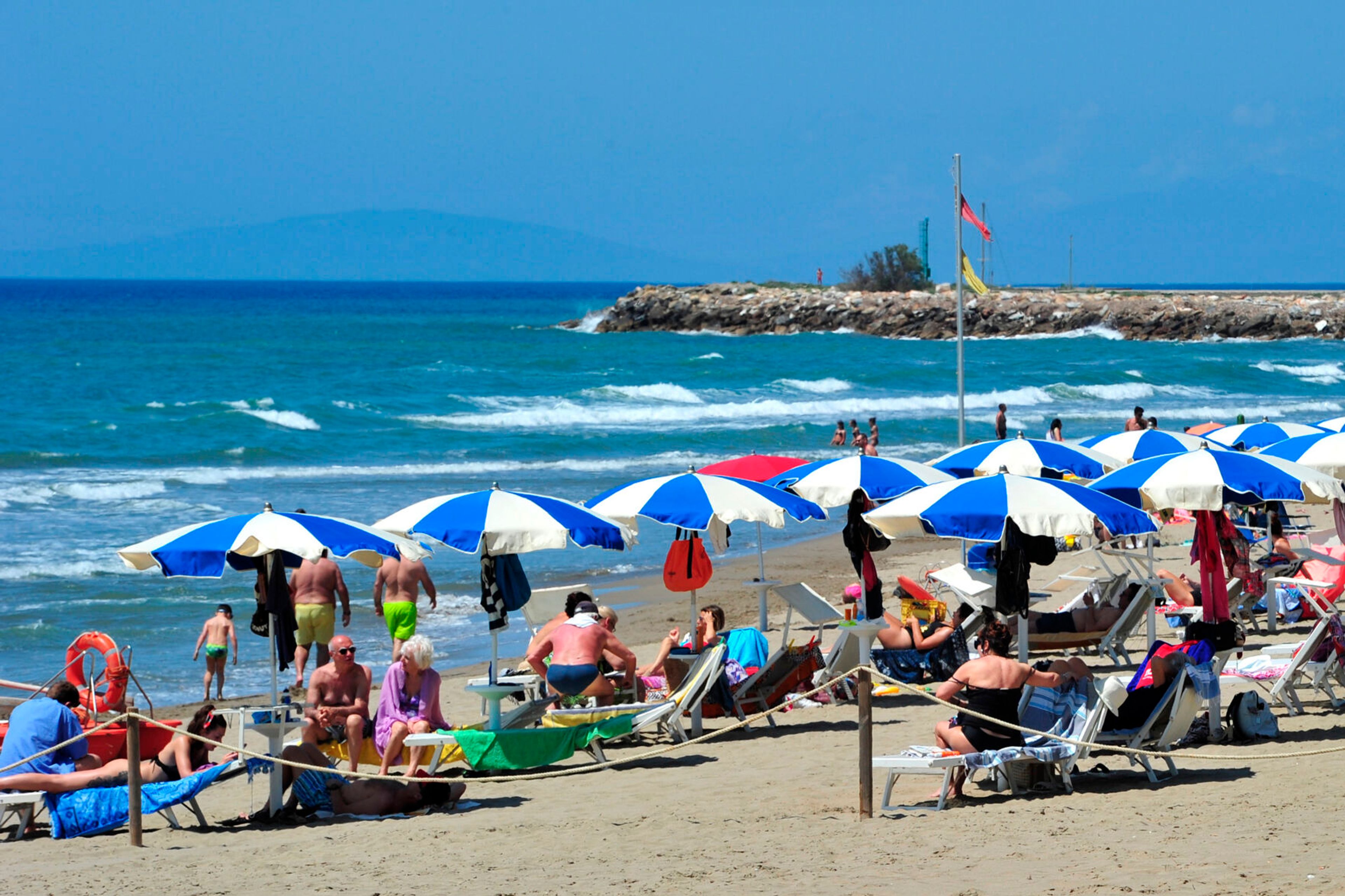 Italy approves new rules to put beach concessions up for bidding by 2027