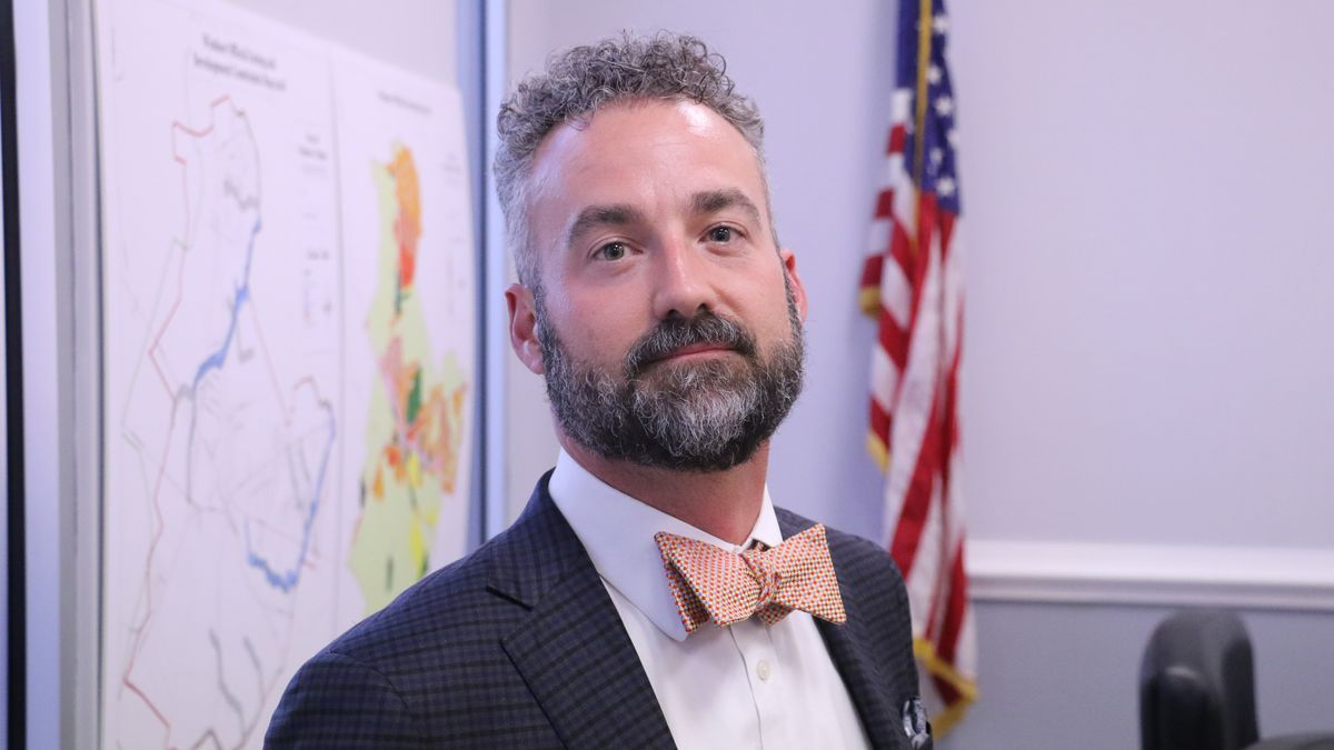Windsor's attorney renegotiates contract