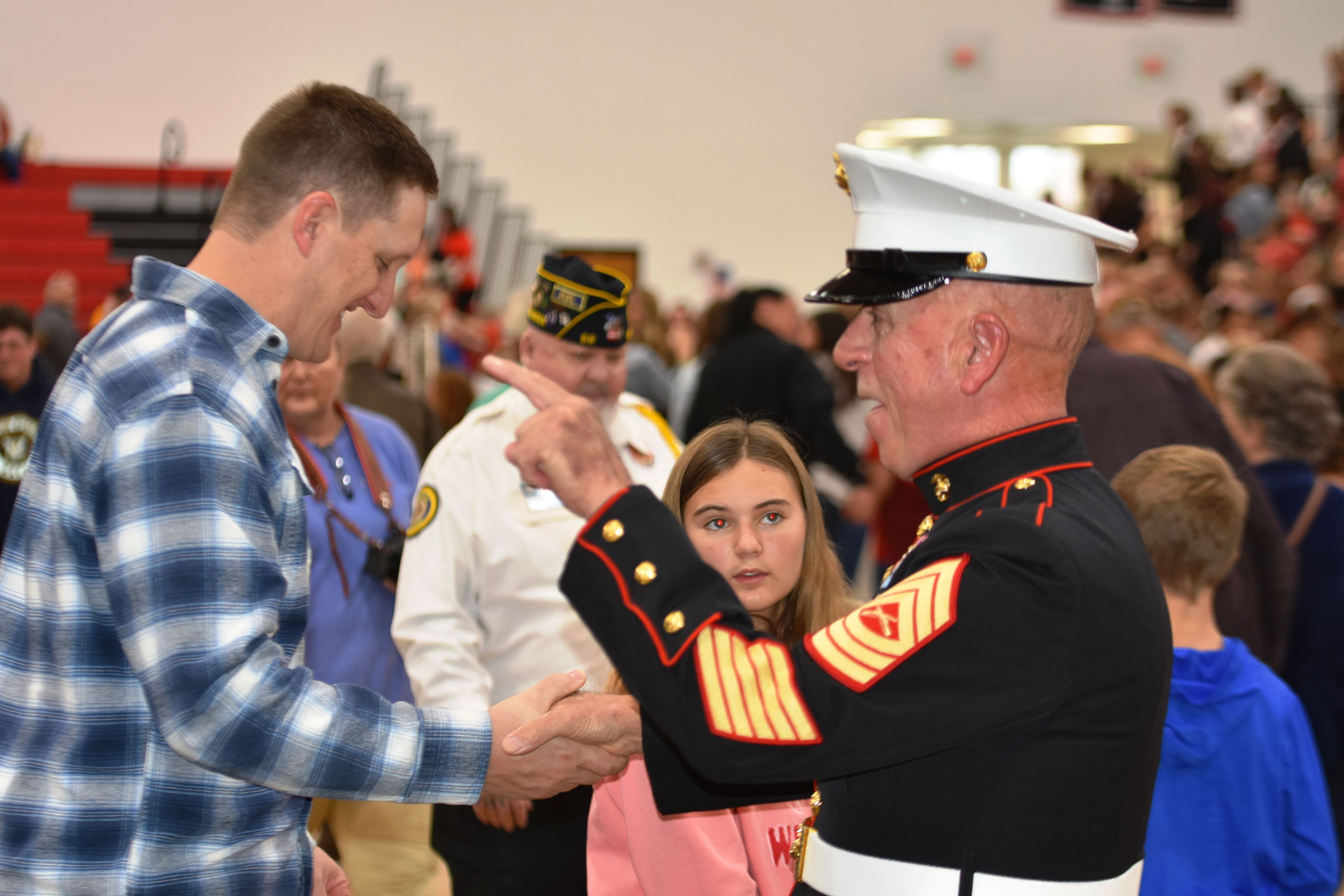 La comunidad honra a los veteranos en el Bearcat Event Center con ...