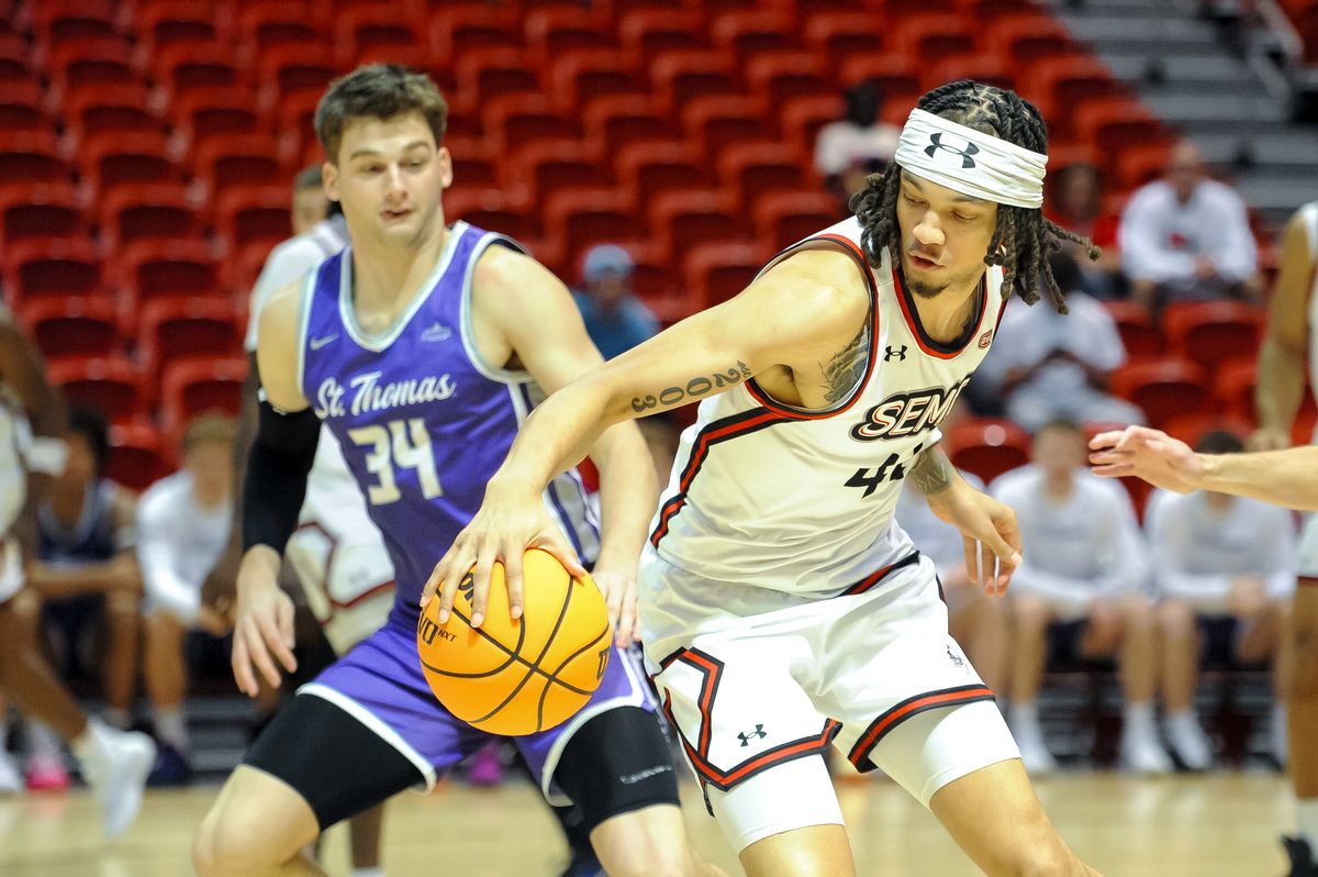 Iowa dominates first half, trounces SEMO MBB at home