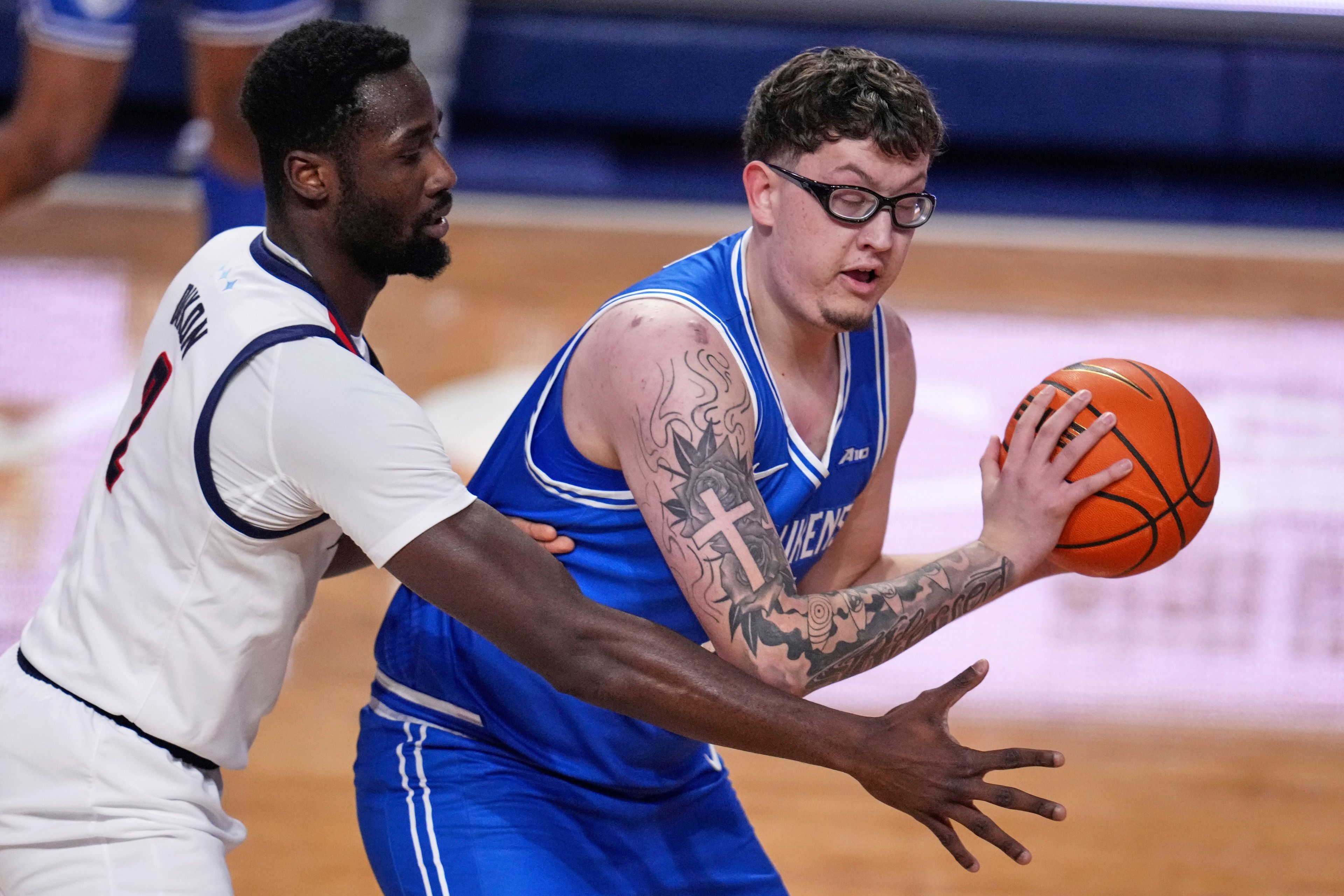 No. 24 Saint Louis pushes win streak to 12 by holding off Duquesne 81-77
