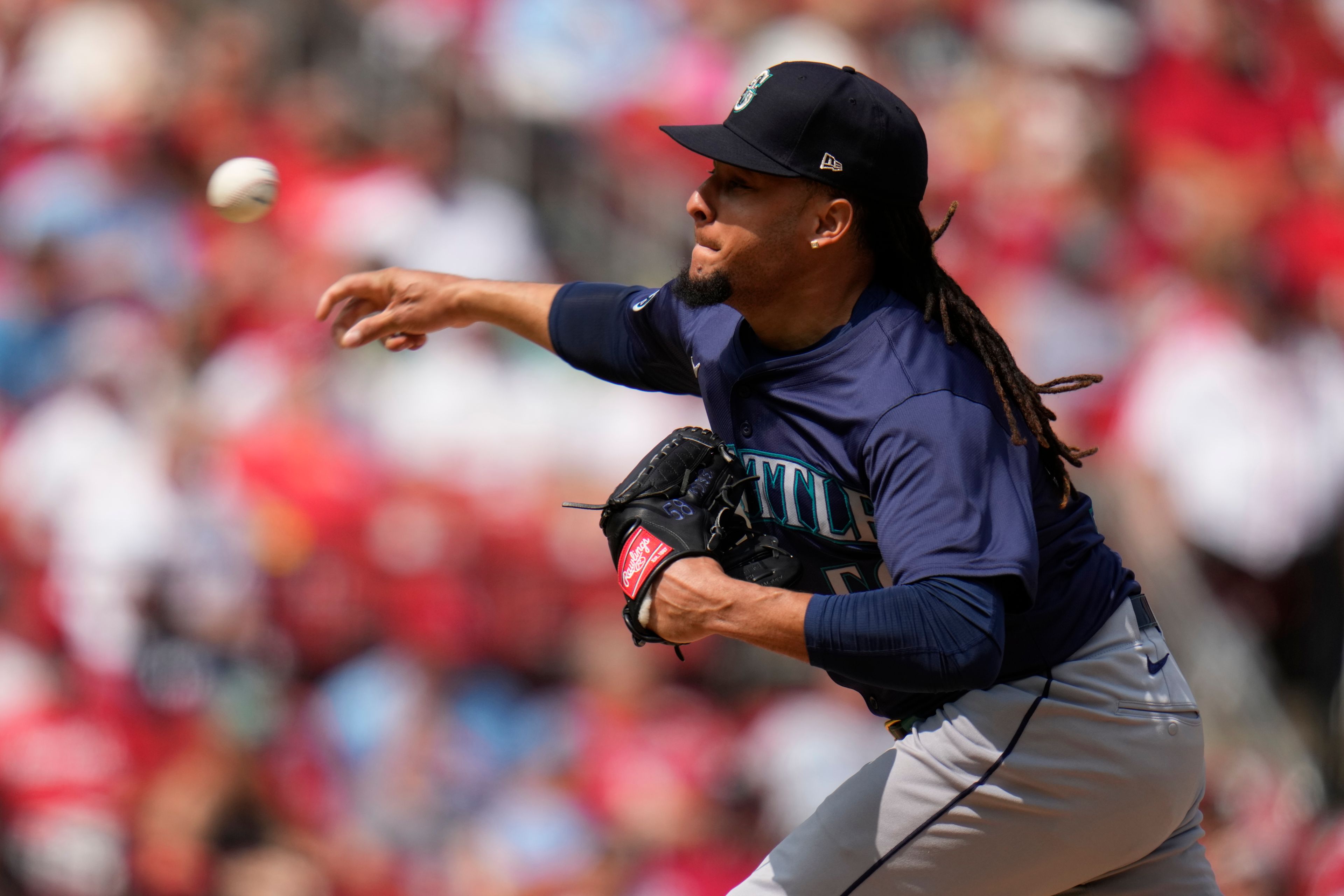 Seattle Mariners starting pitcher Luis Castillo throws during the second inning of a baseball game against the St. Louis Cardinals Sunday, Sept. 8, 2024, in St. Louis. (AP Photo/Jeff Roberson)