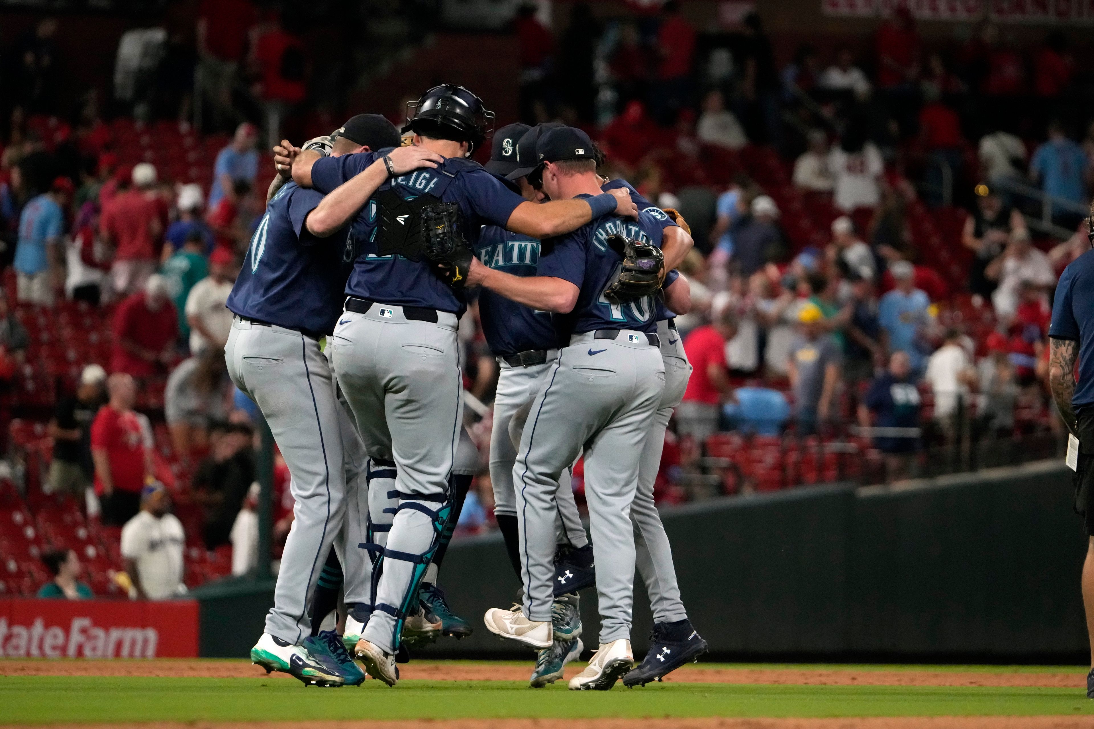 Members of the Seattle Mariners celebrate a 6-1 victory over the St. Louis Cardinals following a baseball game Friday, Sept. 6, 2024, in St. Louis. (AP Photo/Jeff Roberson)