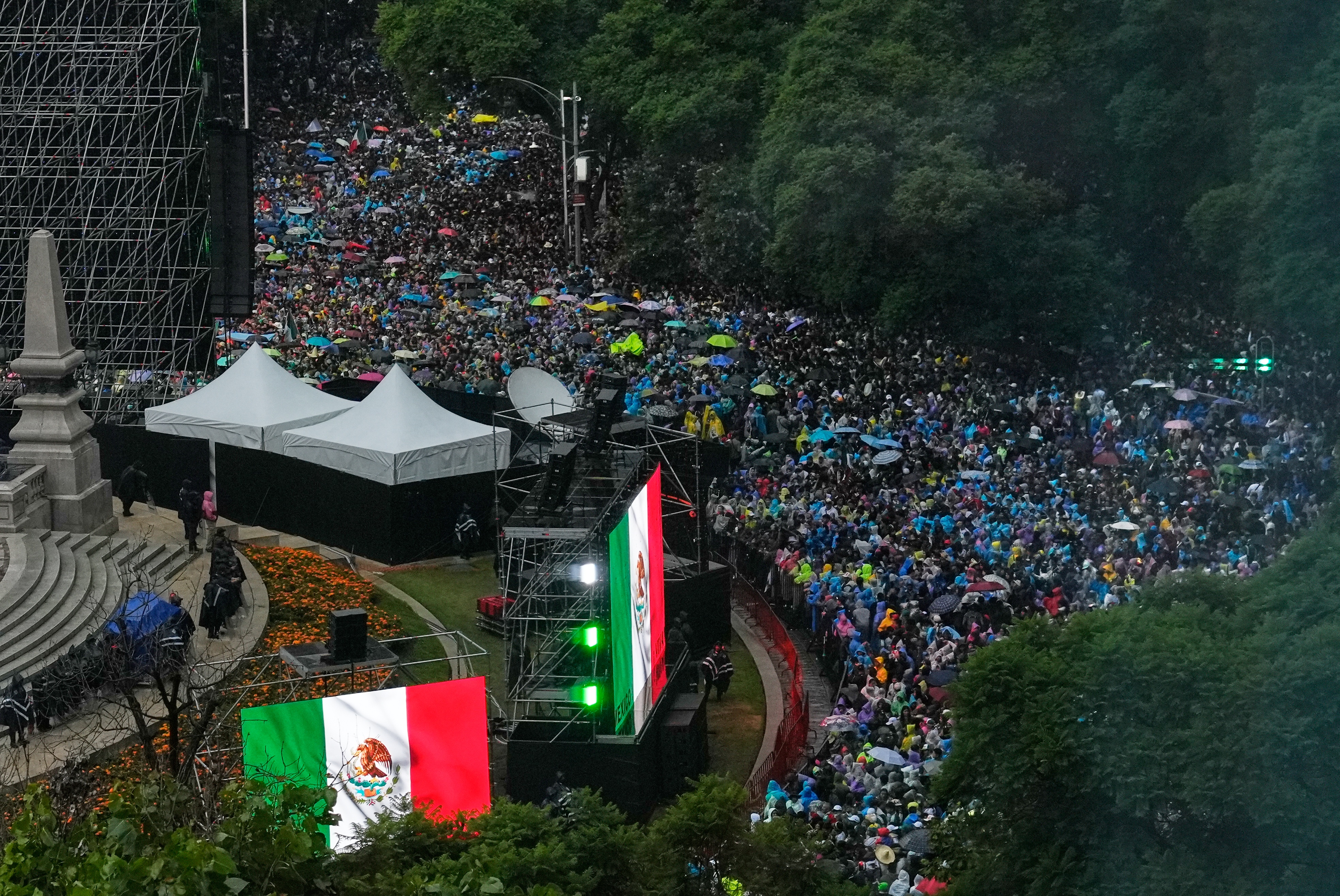 メキシコ　ルチャリブレ　ミラー　Ídolos de la Afición 4 people die in Mexico City during celebrations after World