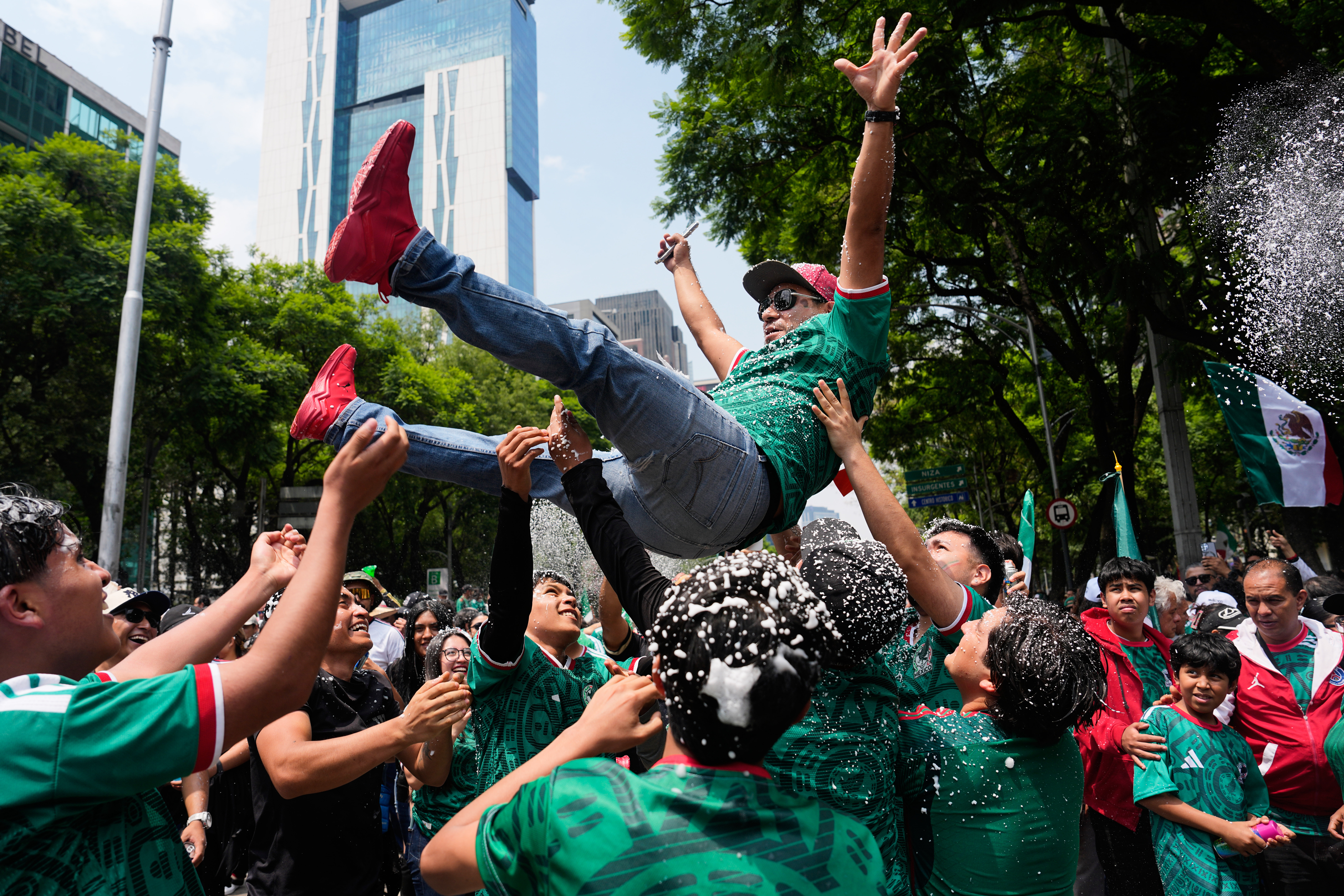 メキシコ　ルチャリブレ　ミラー　Ídolos de la Afición 4 people die in Mexico City during celebrations after World