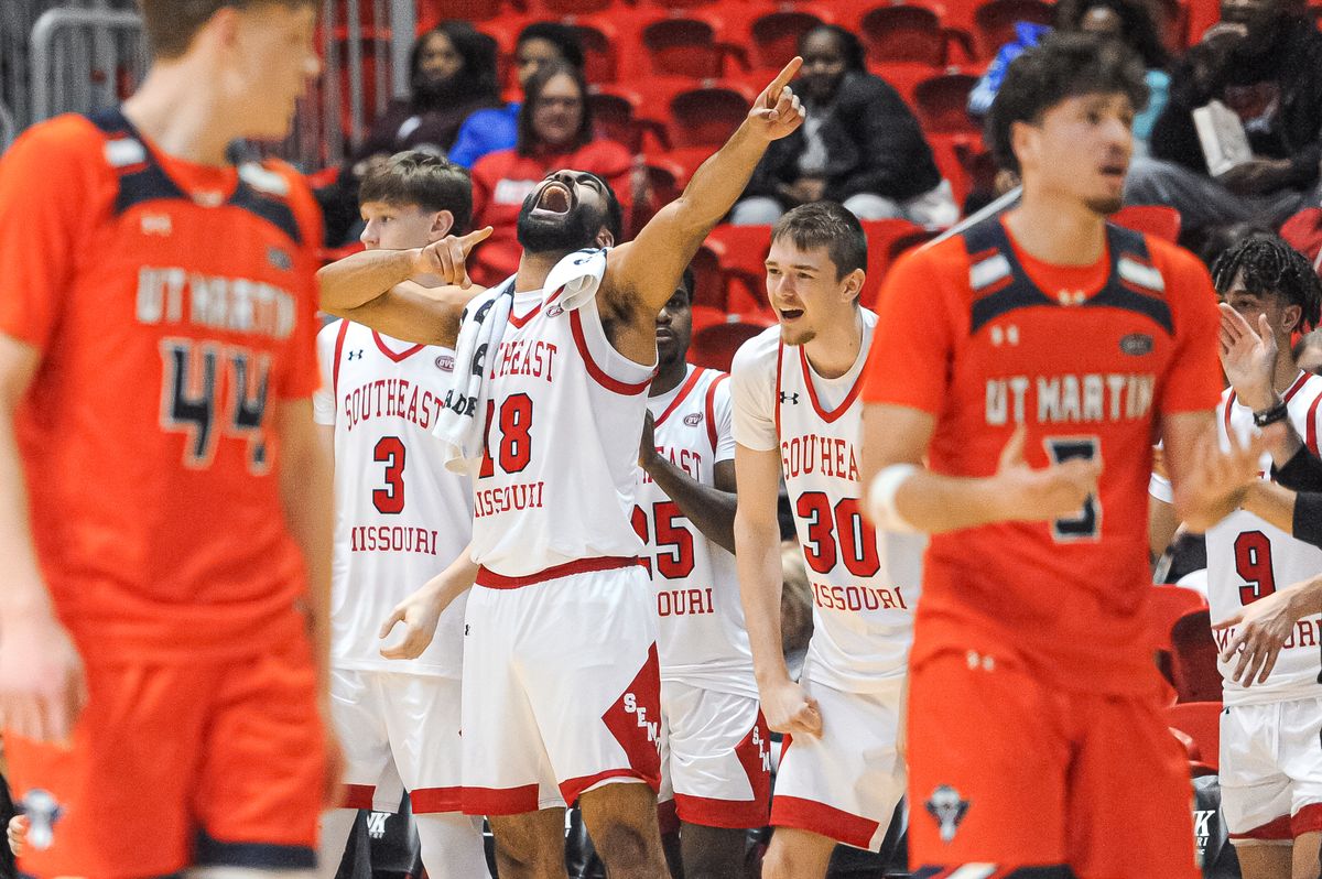 Ward's floater ices gutsy Southeast men's win over Little Rock