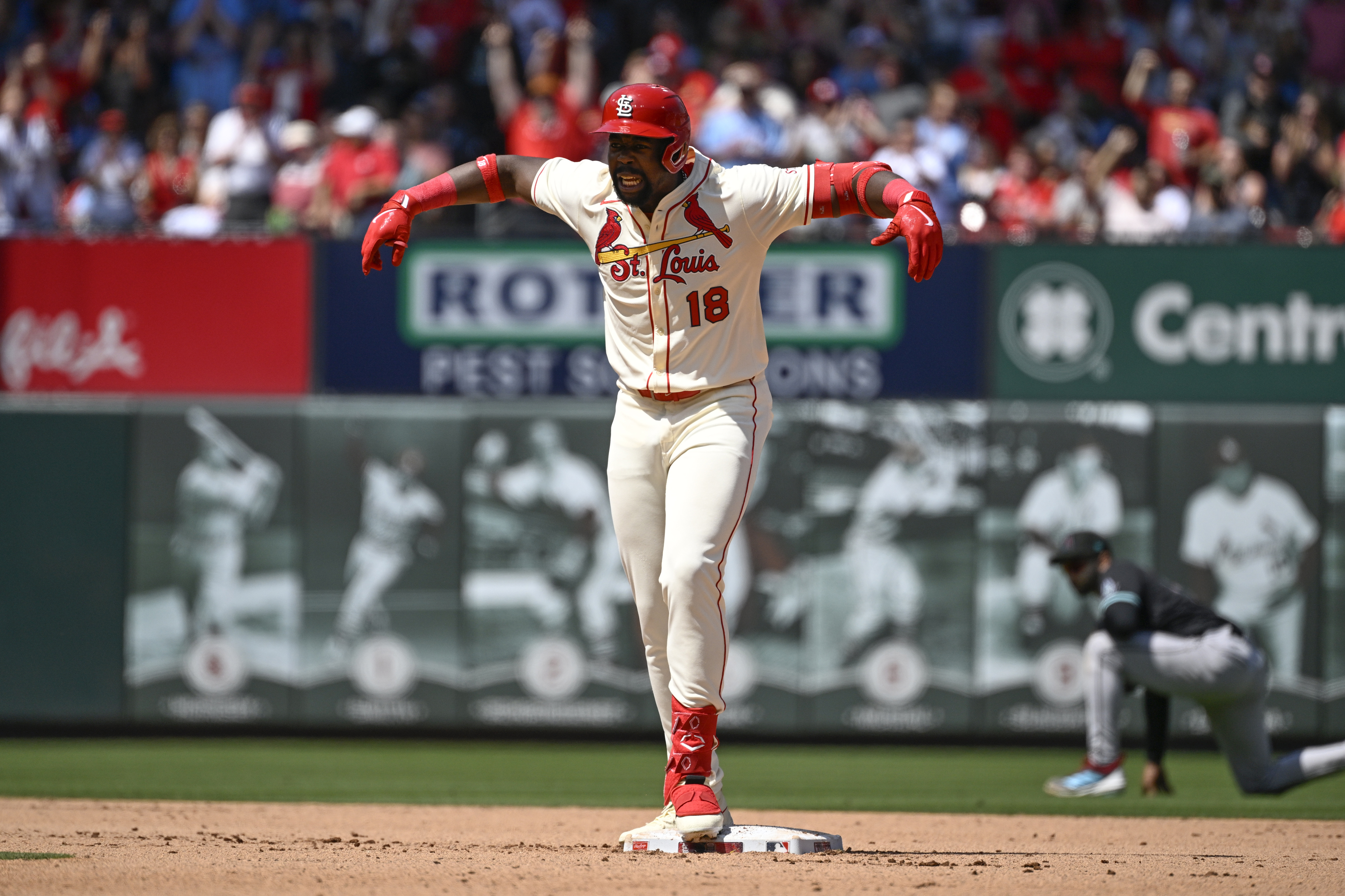 Walker's clutch hits help Cardinals overcome fielding gaffes