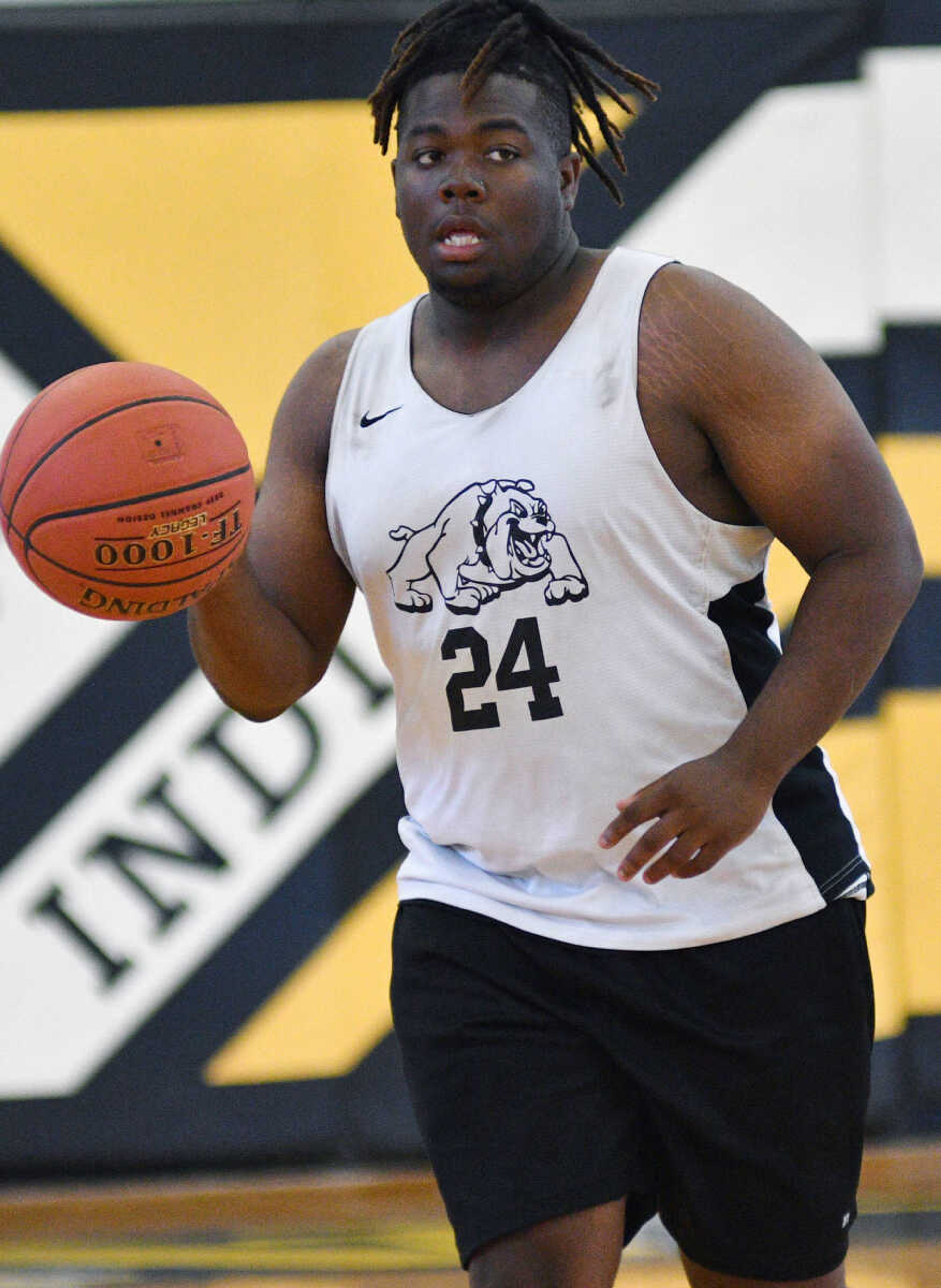 <i>Photo by Dustin Ward, staff</i><br>
South Pemiscot senior Shawn Kinnon handles the ball Wednesday at the Kennett Shootout.