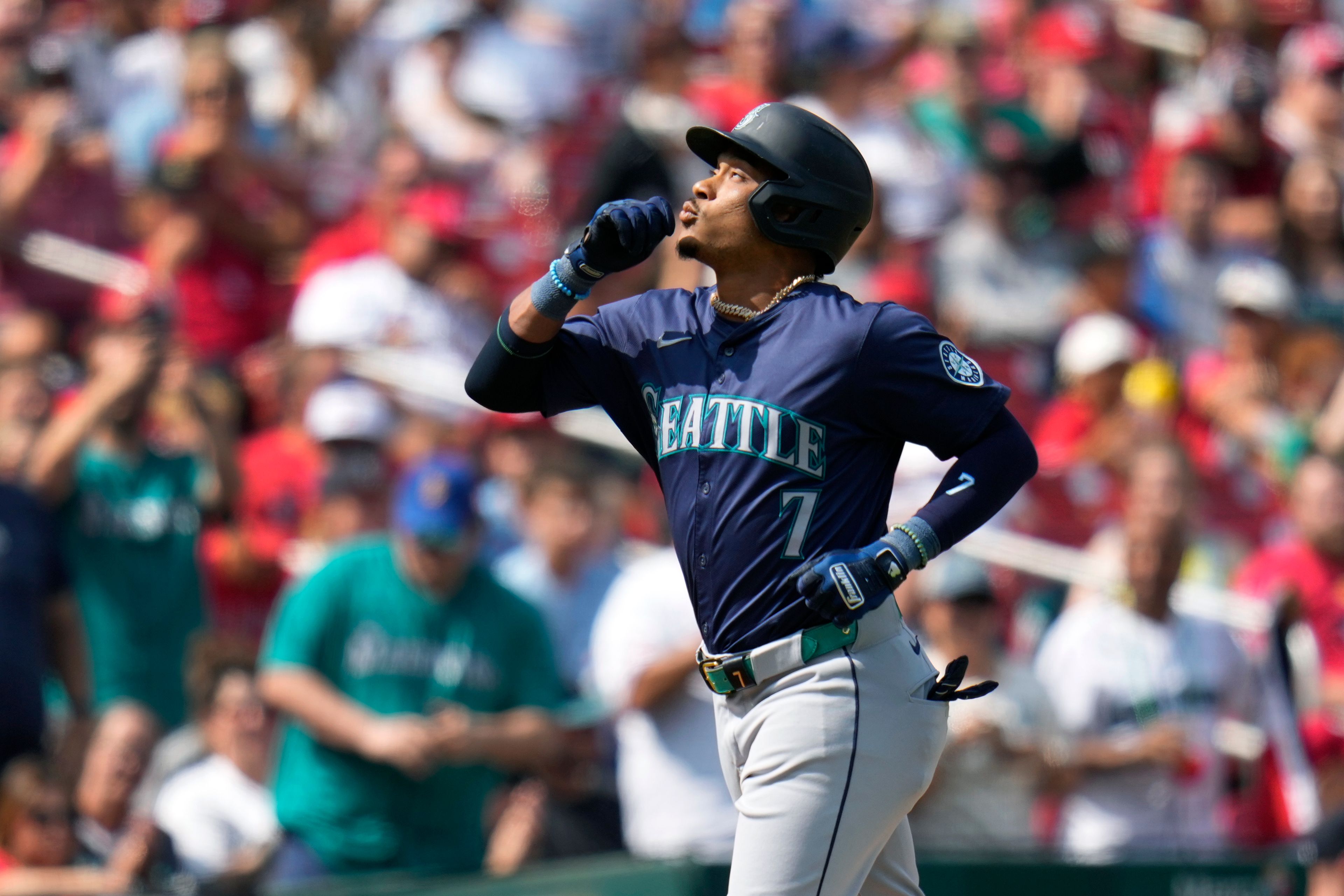 Seattle Mariners' Jorge Polanco rounds the bases after hitting a two-run home run during the fifth inning of a baseball game against the St. Louis Cardinals Sunday, Sept. 8, 2024, in St. Louis. (AP Photo/Jeff Roberson)