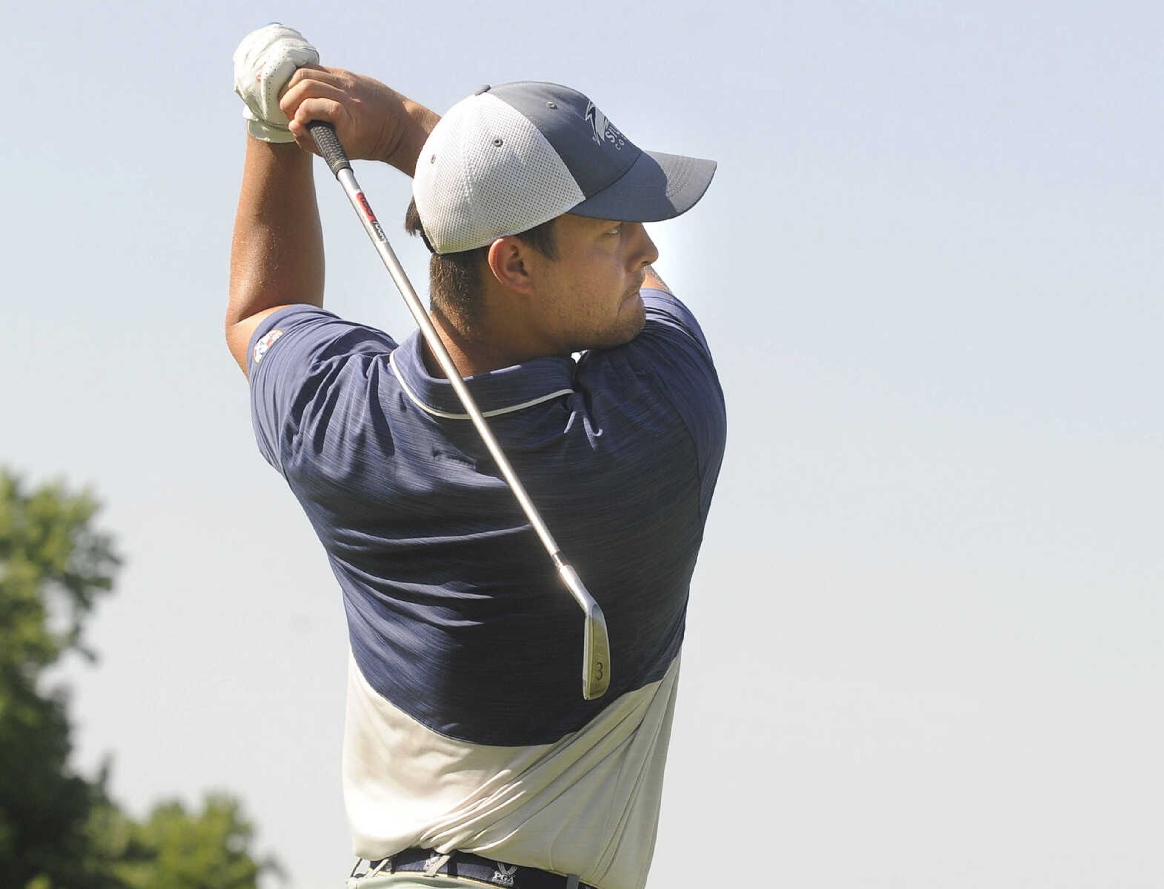 FRED LYNCH ~ flynch@semissourian.com
Brady Dixon of Mounds, Illinois watches his tee shot on the first hole Tuesday, June 19, 2018 during the Missouri Amateur Championship at Dalhousie Golf Club.