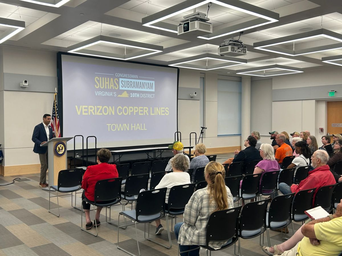 Rep. Suhas Subramanyam pushes back against Verizon copper landline phaseout at Warrenton town hall