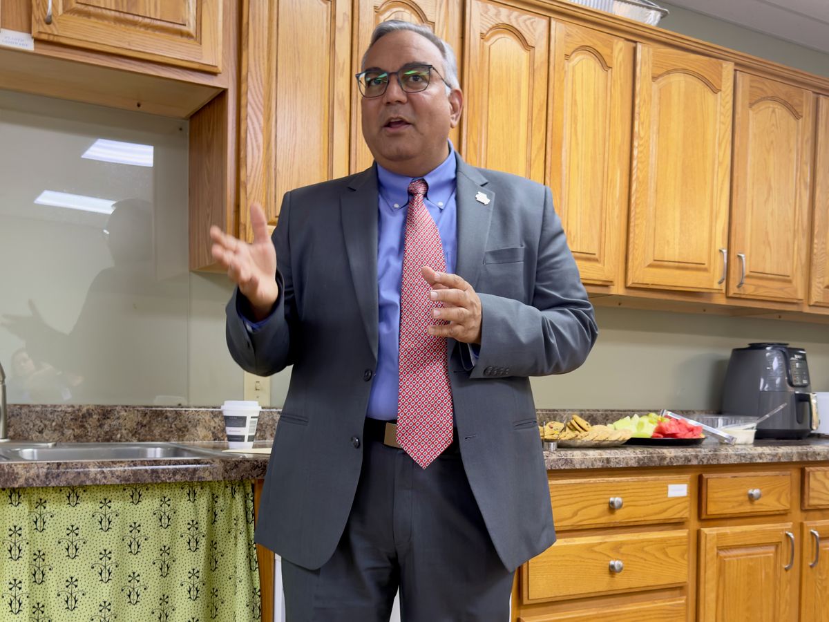 State treasurer urges financial independence during visit