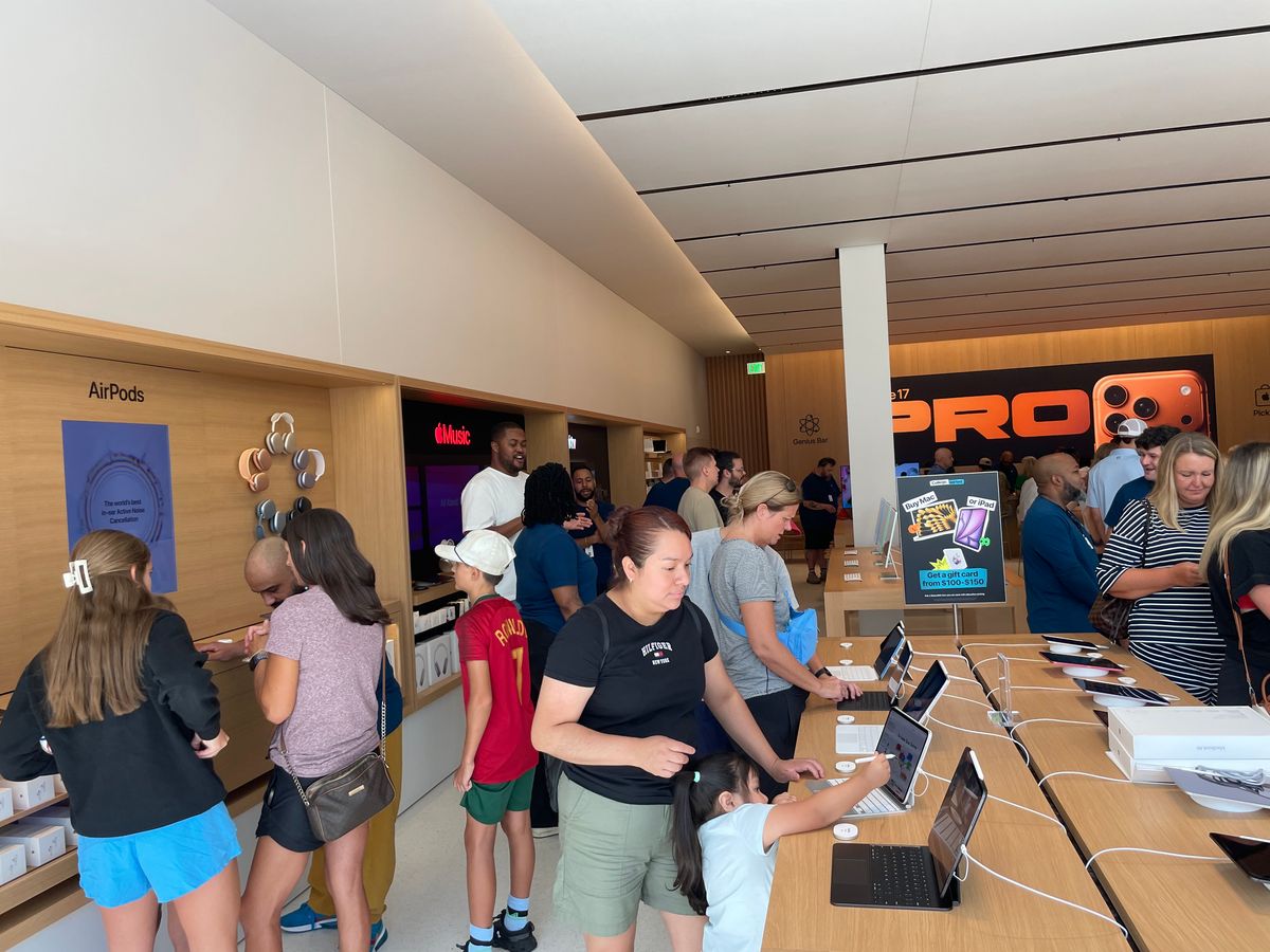 Apple Store relocates to larger space at the Renaissance