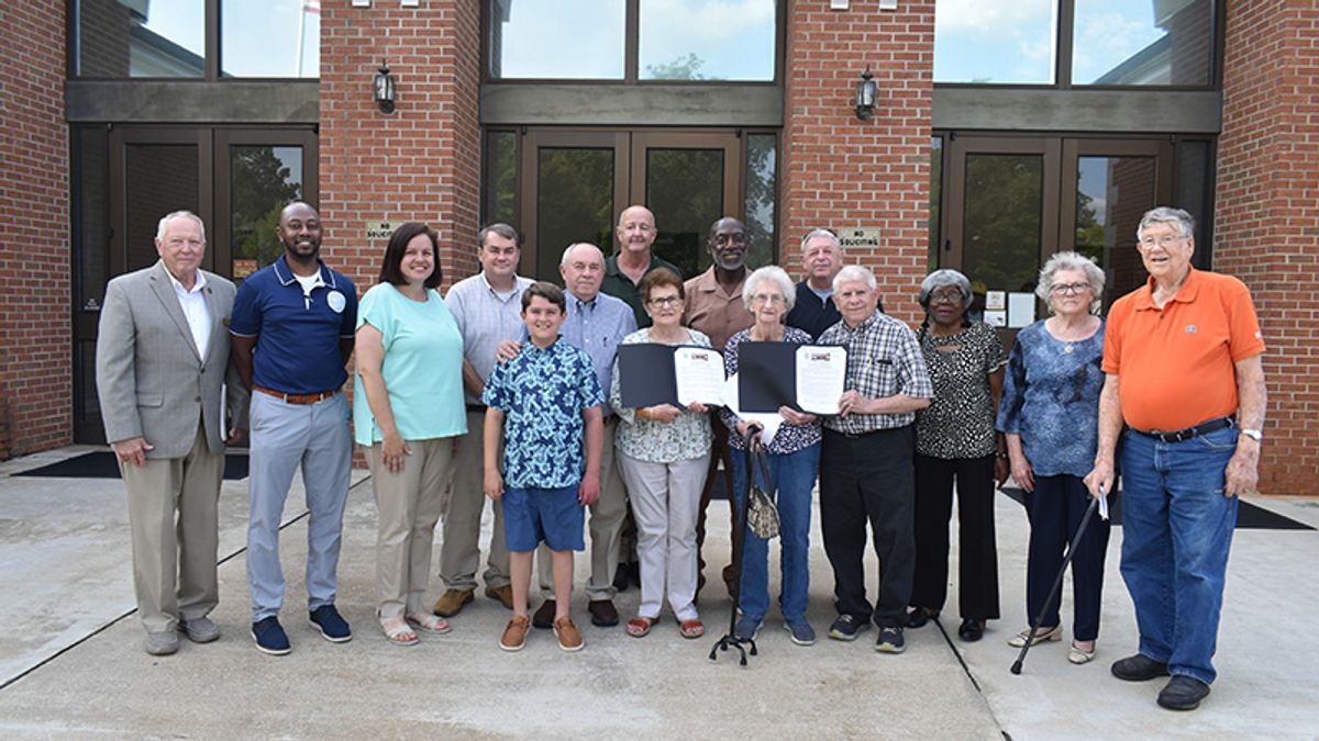 Lanett congratulates Brumbeloes, Crowders on 60-year marriages