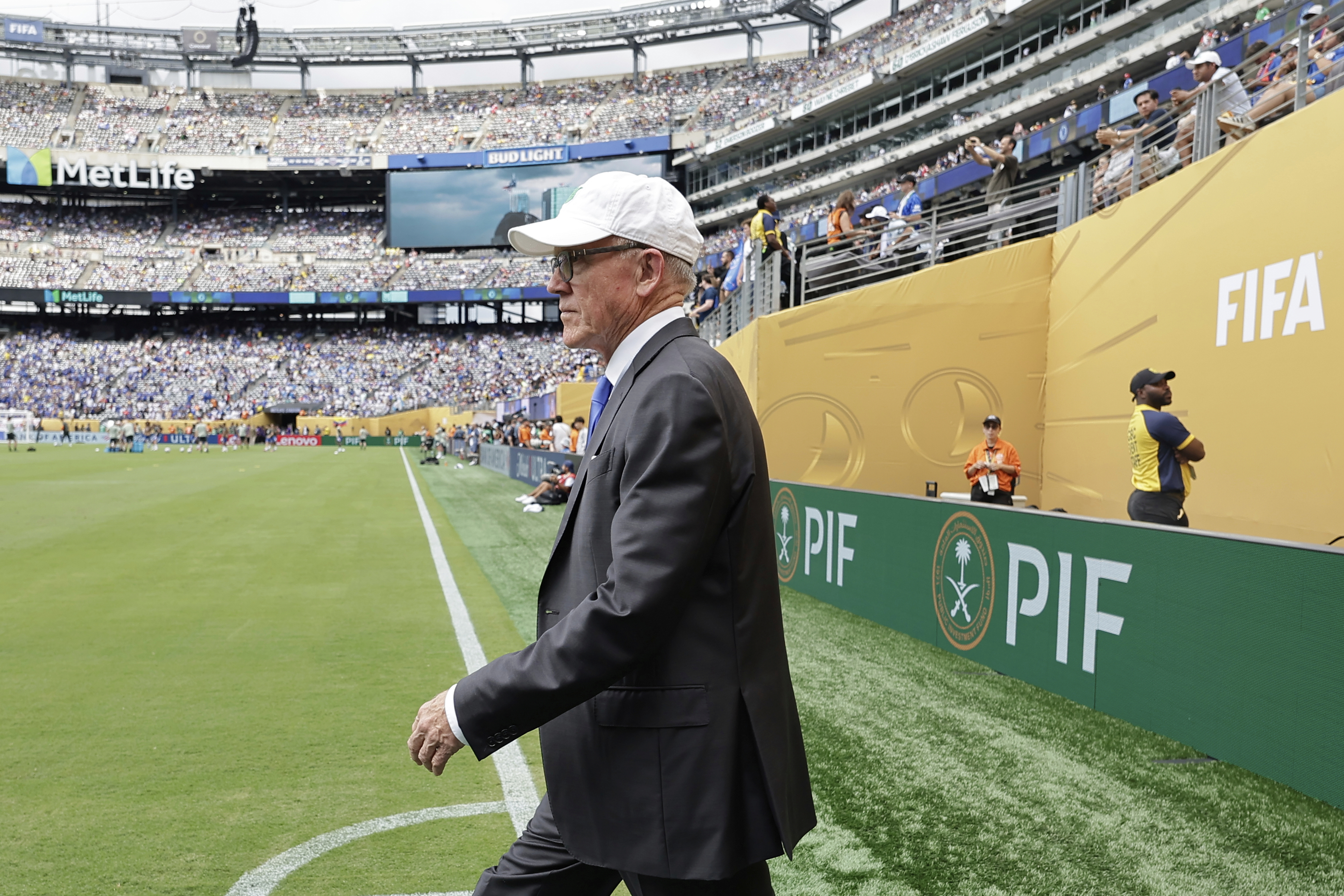 49ers using a locker room adjacent to the Jets' locker room, which will  make it super easy to pick up Will McDonald IV before they head to the  airport for the flight, image size:3840x2560