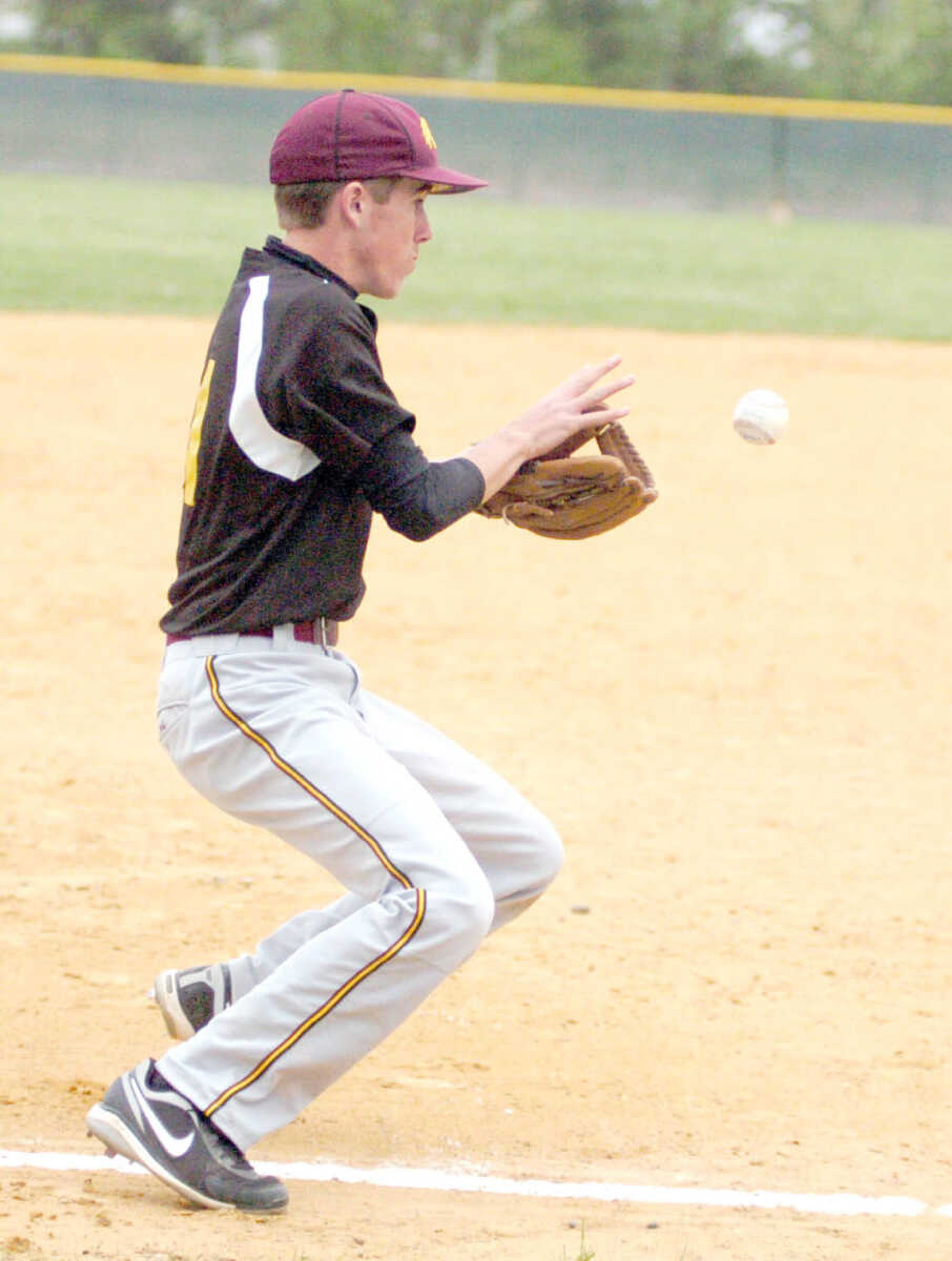 Kelly third baseman Austin Wadlington collects a grounder off a high bounce against Charleston on Thursday. (Photo by Brent Shipman, Staff)