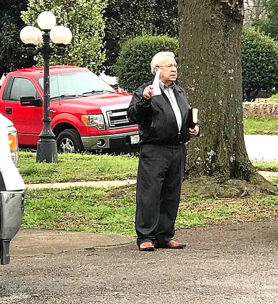 Monette UMC pastor Jerry Reed delivers drive-in sermon