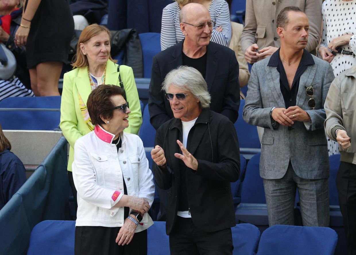 Jonitha Singer Jon Bon Jovi helps talk 'distraught' woman off ledge of Nash...