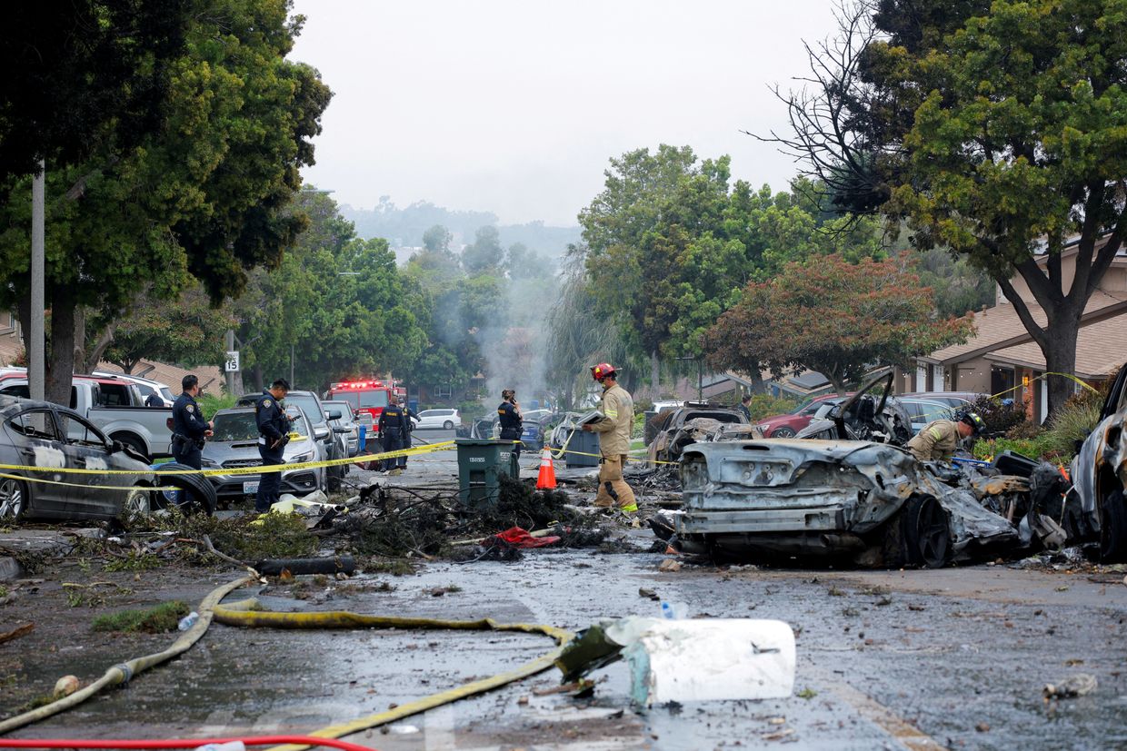 Small plane crashes into San Diego neighborhood, killing at ...