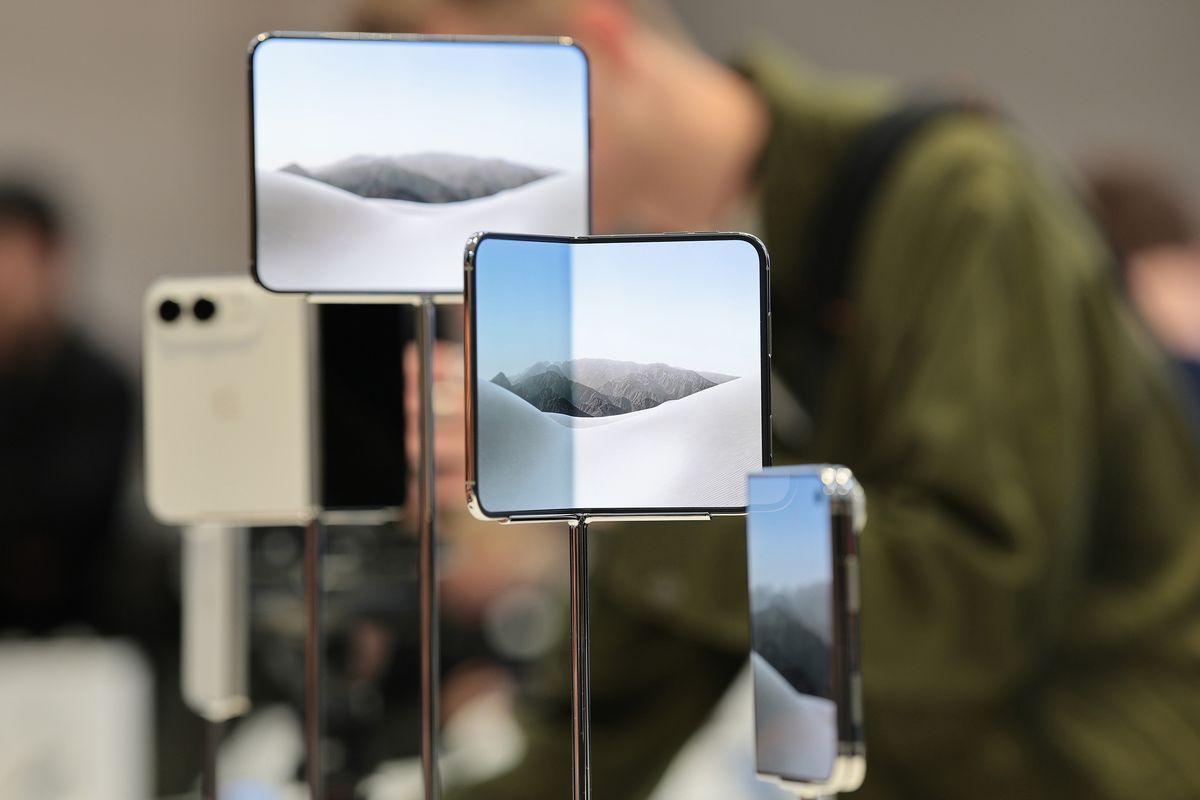 Apple’s foldable iPhone Duo draws early complaints of the sc...