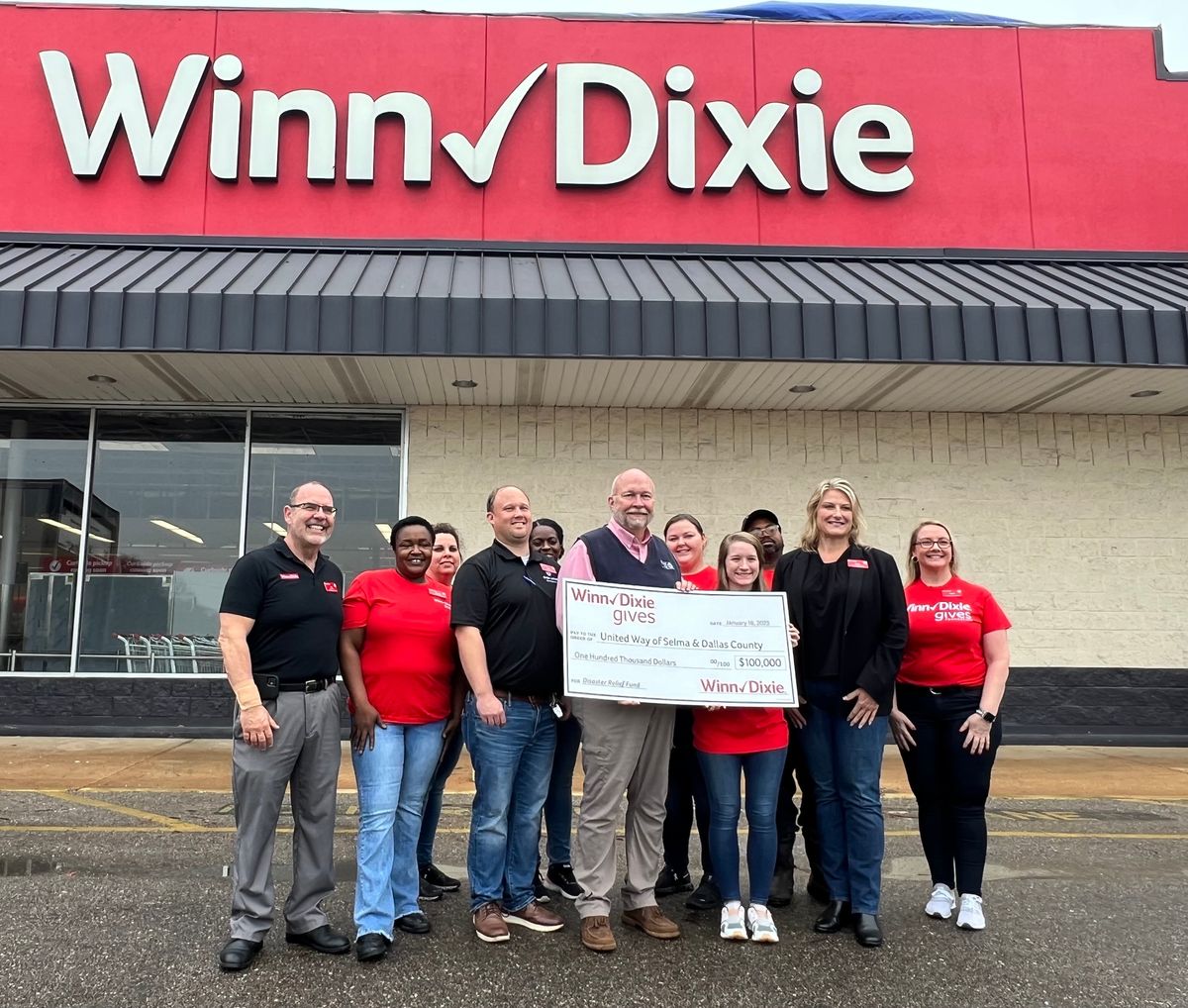 Winn-Dixie donates to United Way of Selma-Dallas County
