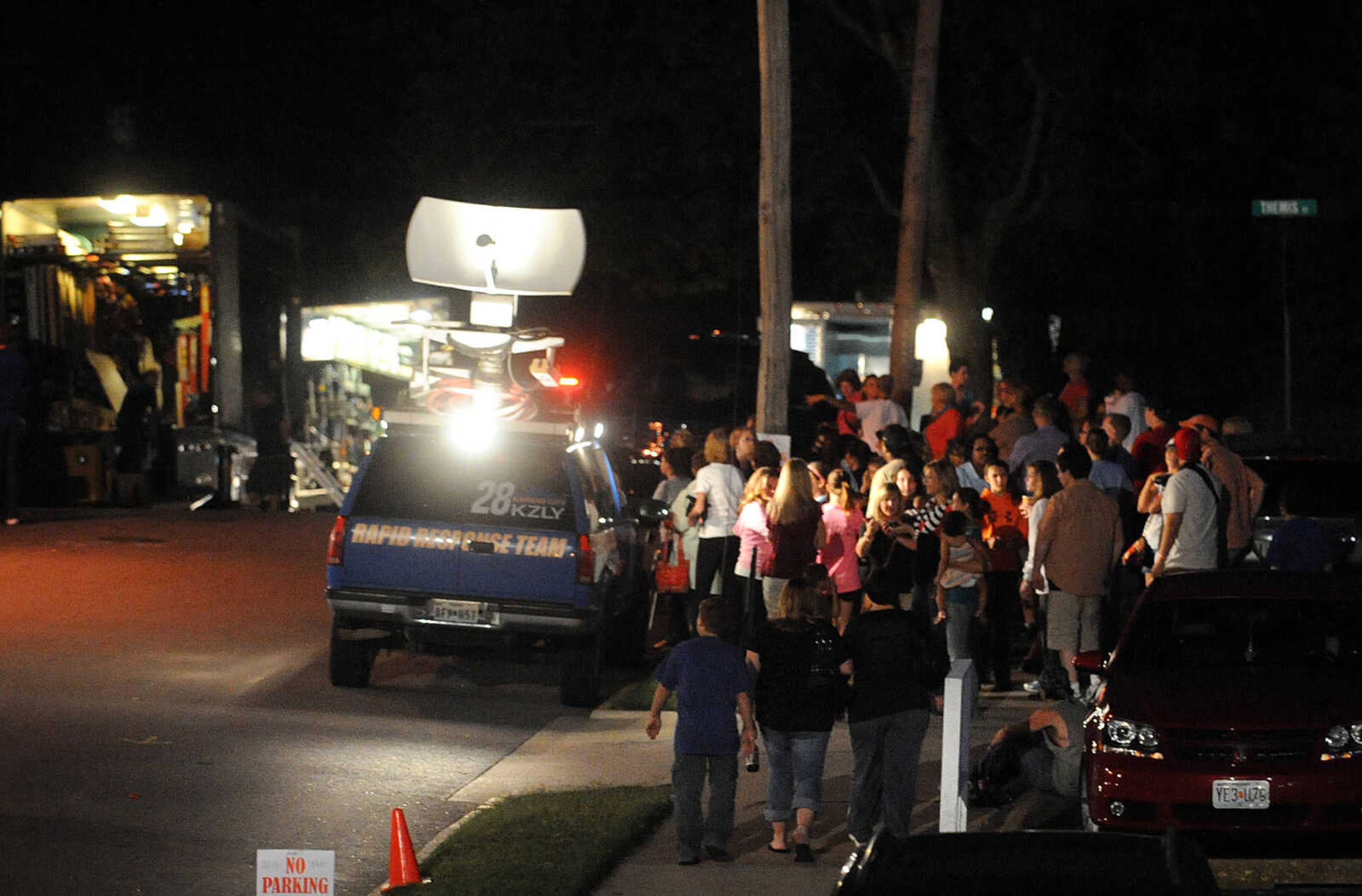 LAURA SIMON ~ lsimon@semissourian.com
i
Onlookers line Lorimier Street as filming for 20th Century Fox's feature film "Gone Girl" gets underway at the Common Pleas Courthouse, Thursday, Oct. 3, 2013, in Cape Girardeau.