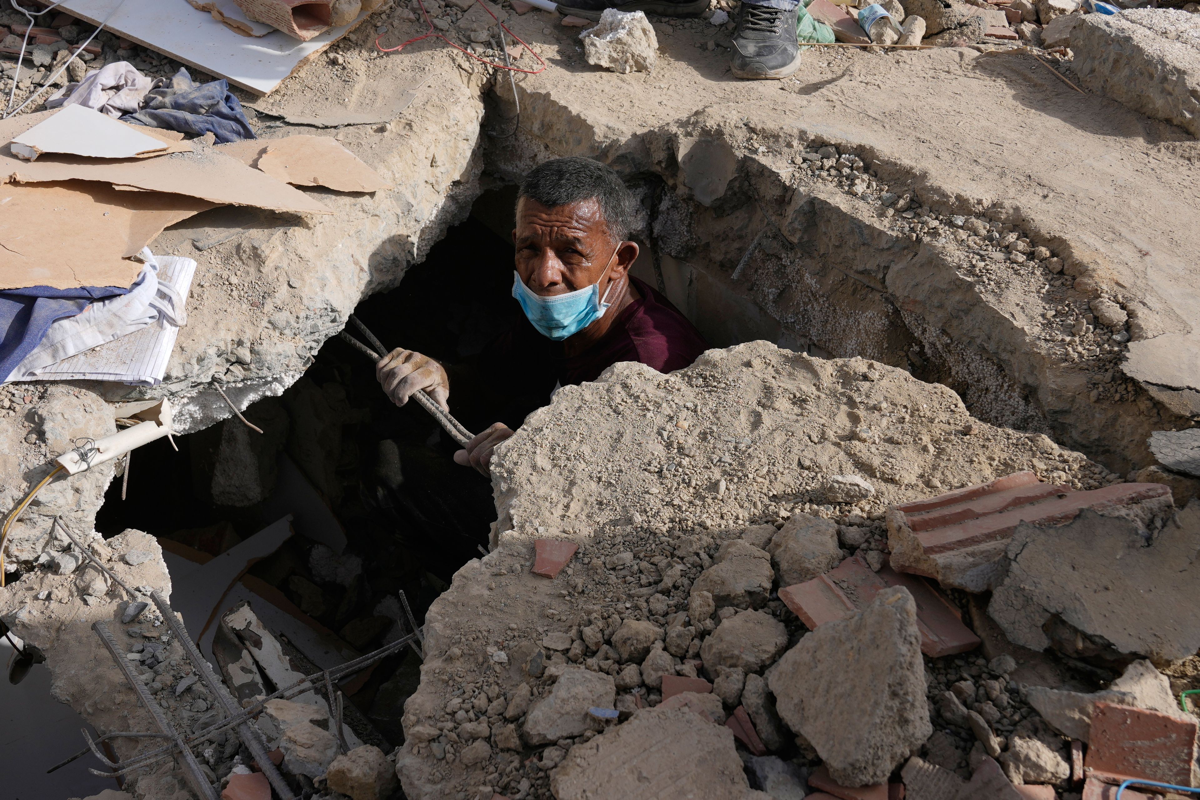 Venezuelans take search for missing into own hands as earthq...