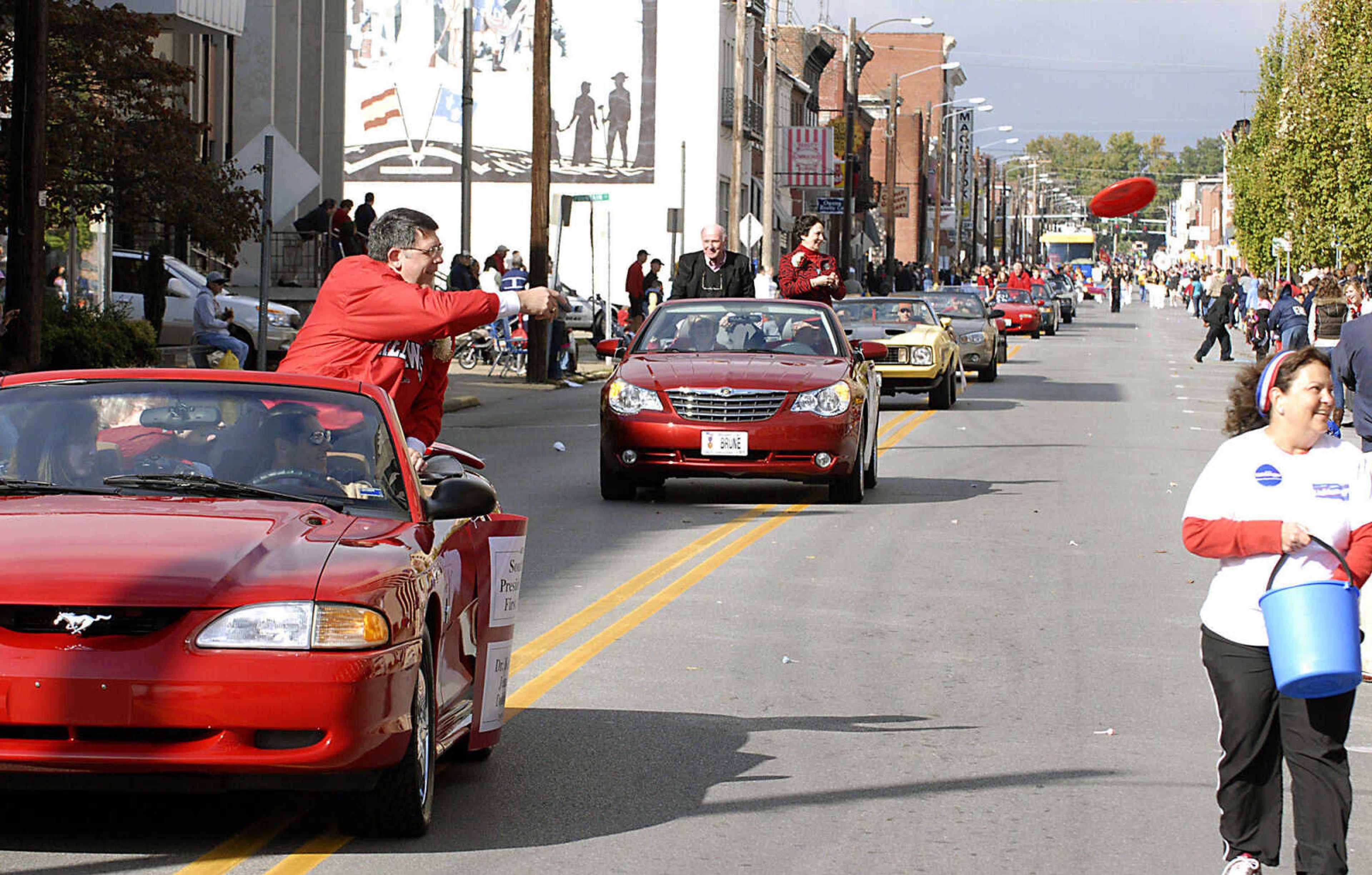 KIT DOYLE ~ kdoyle@semissourian.com
Southeast Missouri State President Ken Dobbins throws out frisbees Saturday morning, October 10, 2009, during the Homecoming parade along Broadway in Cape Girardeau.