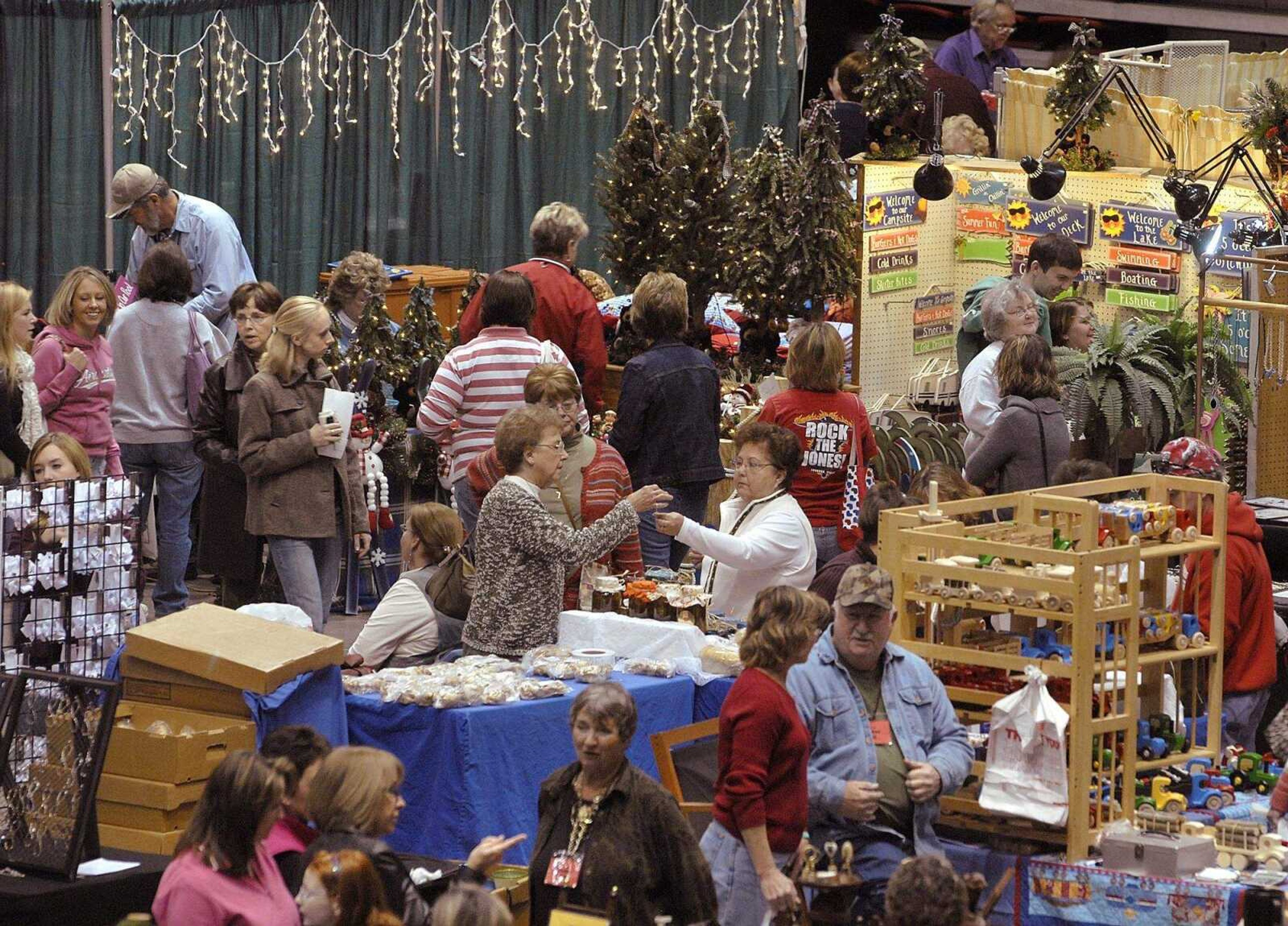 FRED LYNCH ~ flynch@semissourian.com
People browse at the Christmas Arts and Crafts Extravaganza at the Show Me Center.