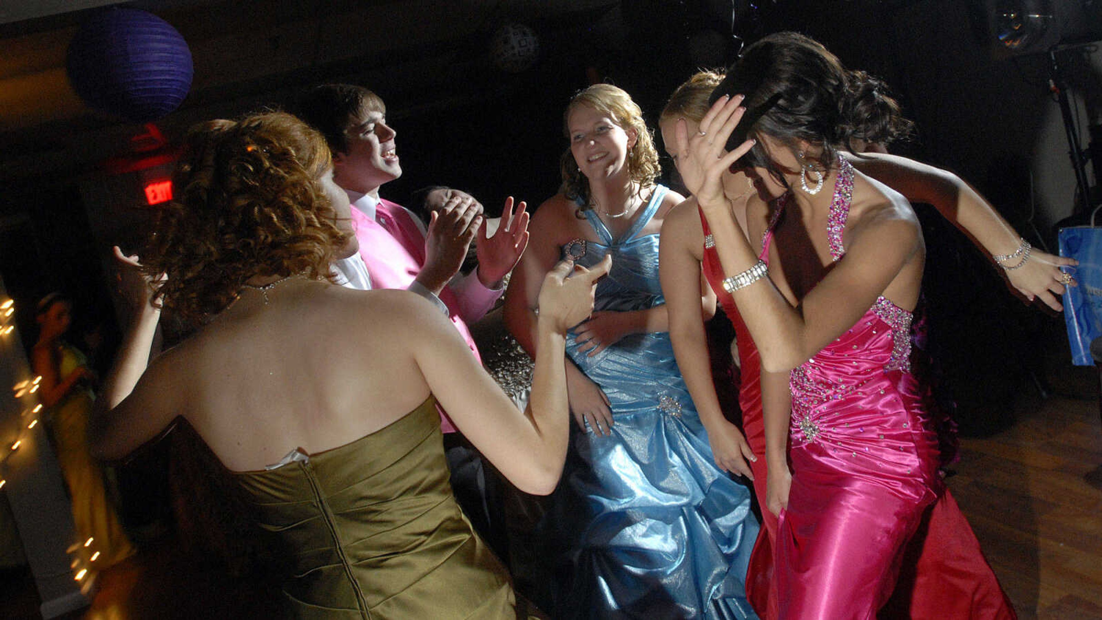 LAURA SIMON~lsimon@semissourian.com
Woodland High School Prom "A Night to Remember" at Dockside the Upper Deck in Cape Girardeau Saturday, April 10, 2010.