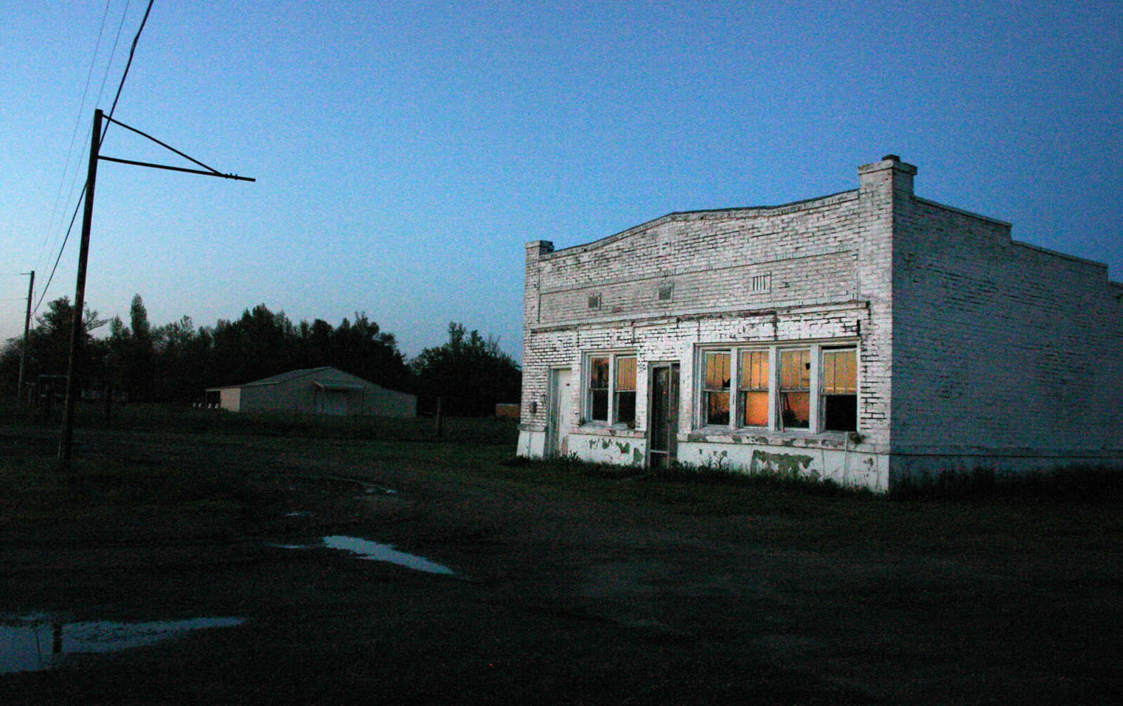 EMILY PRIDDY
The setting sun is reflected in the windows of an abandoned business on U.S. 61 north of Marston, Mo.