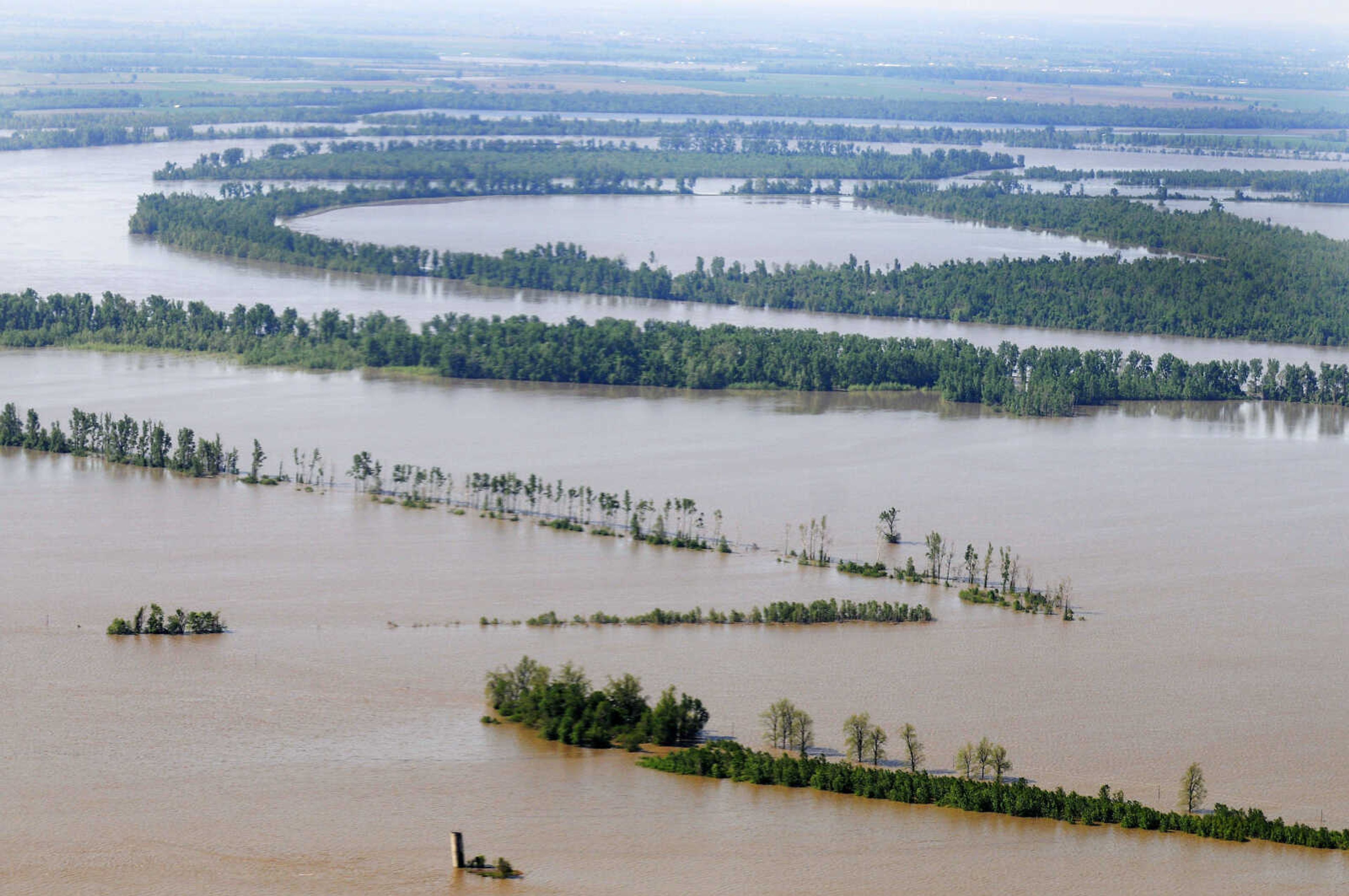 KRISTIN EBERTS ~ keberts@semissourian.com

Floodwater fills the fields inside the Mississippi river-bend northwest of Cairo on Thursday, April 28, 2011.