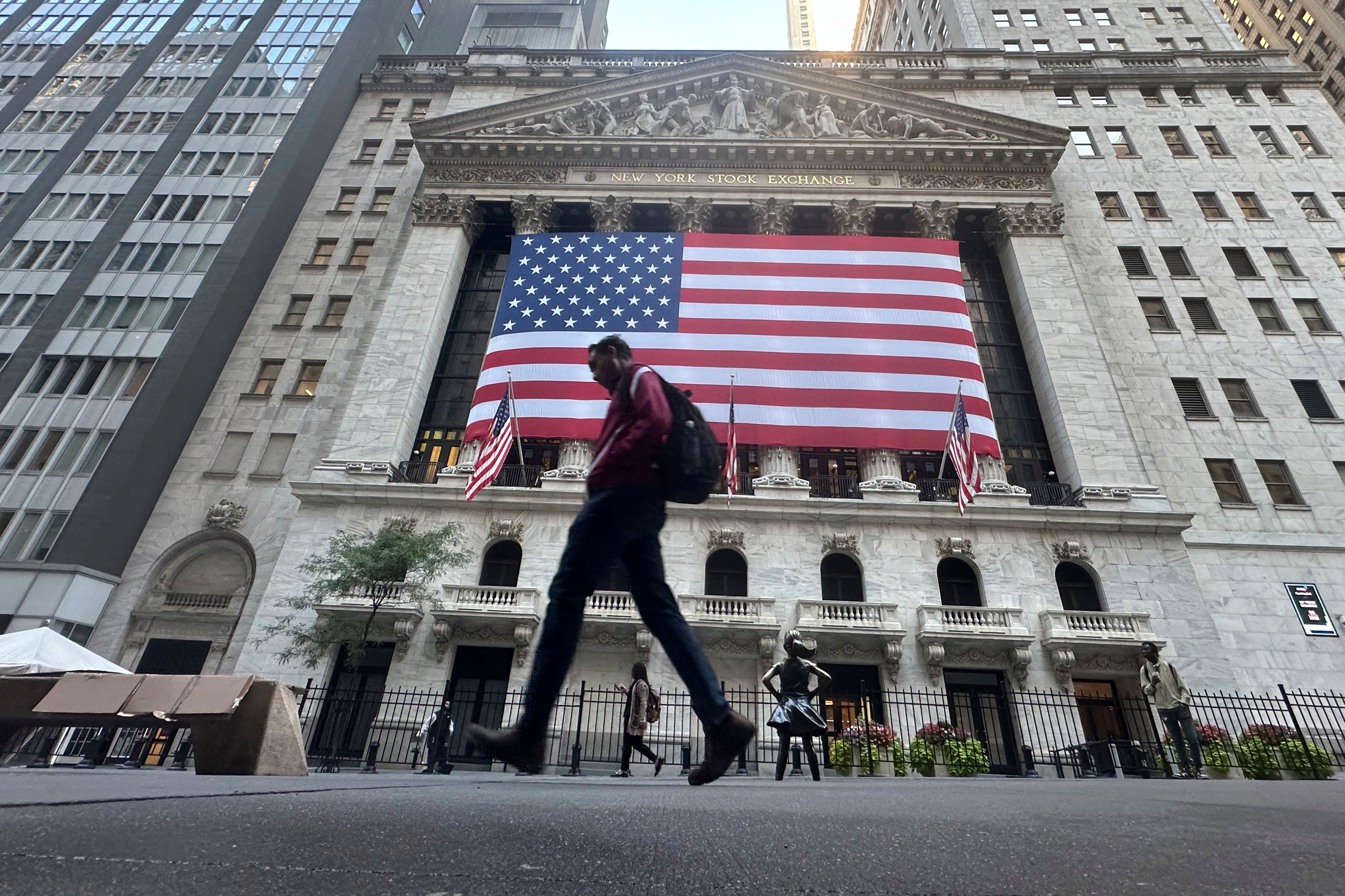 Wall Street rises to close its latest record-setting week as banks jump