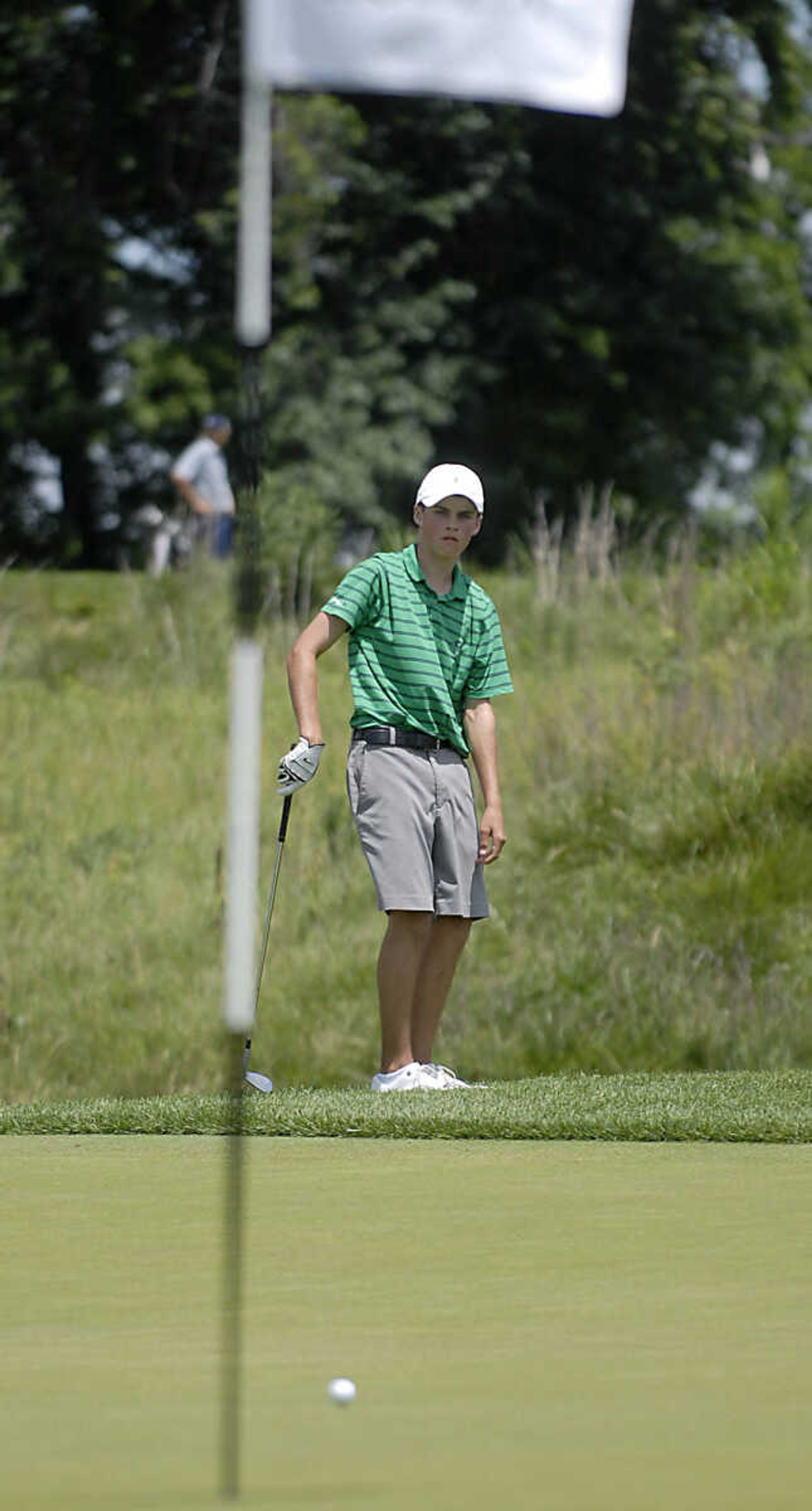 KIT DOYLE ~ kdoyle@semissourian.com
Gavin Hall watches his chip on the 13th hole Friday, July 3, 2009, in the AJGA Rolex Tournament of Champions at Dalhousie Golf Club.