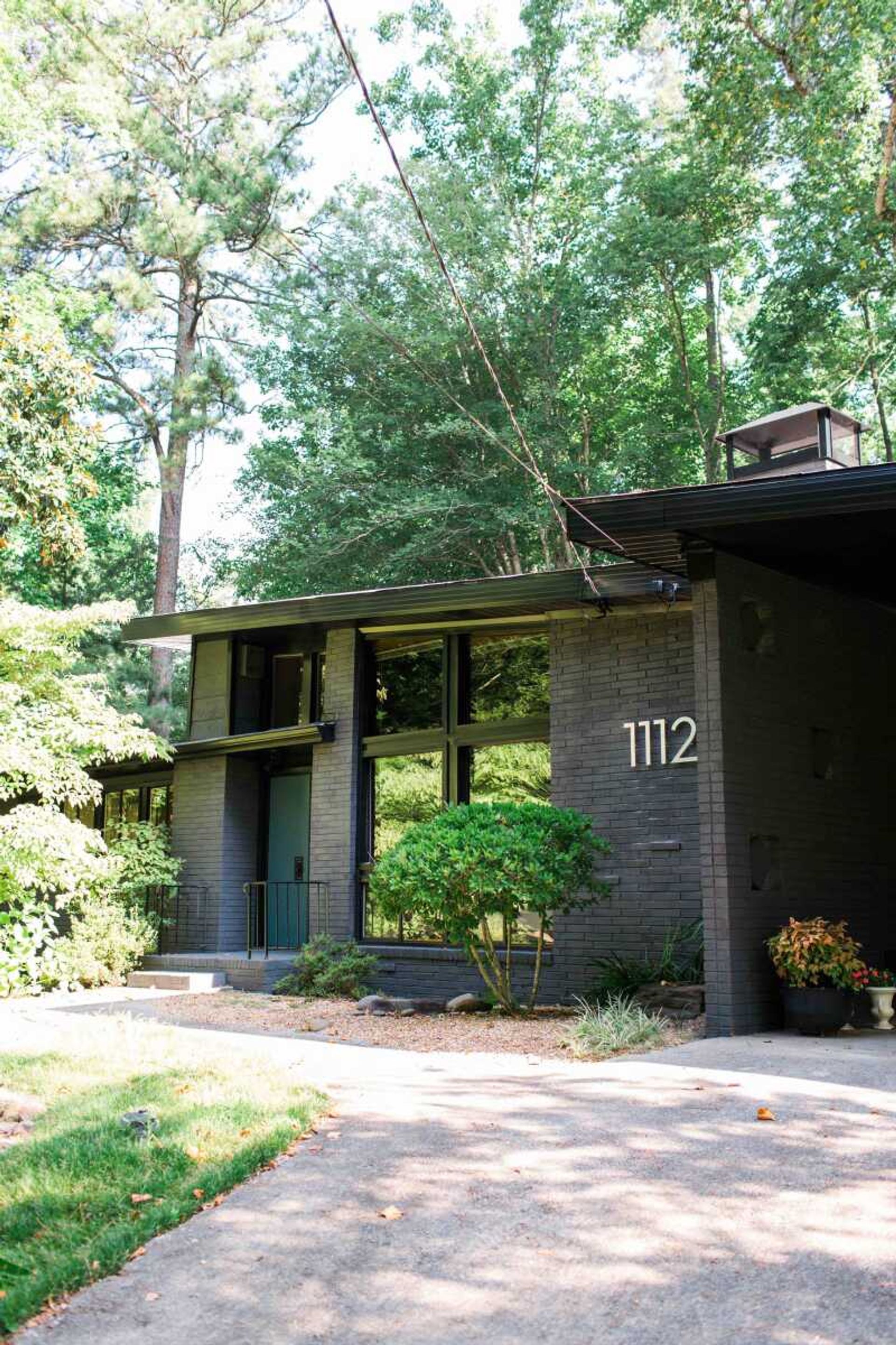 In this photo provided by Brian Patrick Flynn, bold, oversized house numbers in a clean, modern font are practical and stylish, adding a burst of personality to this midcentury modern house designed by Brian Patrick Flynn. (Rustic White Photography/Brian Patrick Flynn via AP)