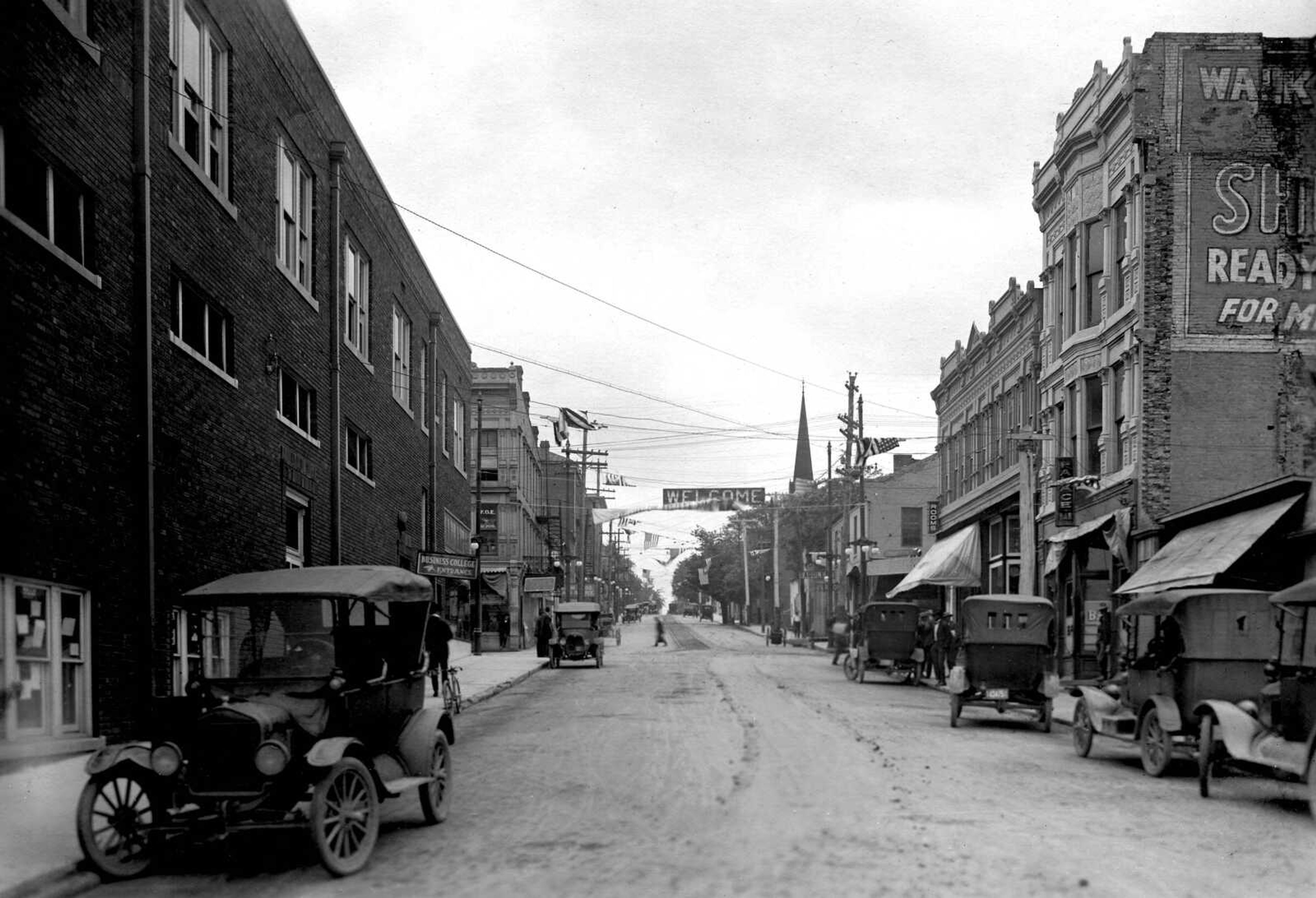 Lower Broadway, the 100 block, boasted the Buckner-Ragsdale store at left and, across the street the three-story Palace Bar. This photo was taken around 1919.