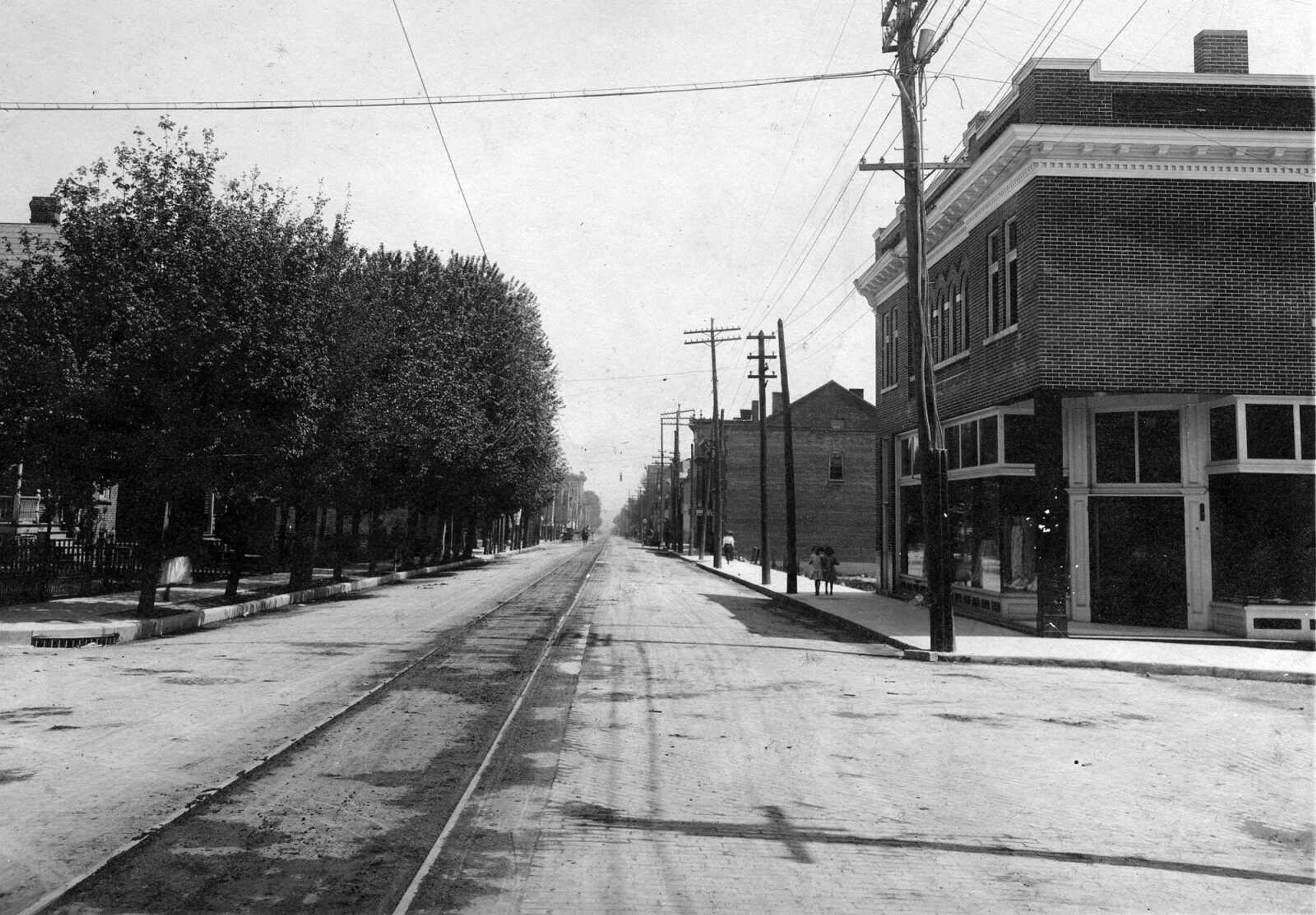 The Drusch building, right, appears to stand alone on the south side of Broadway at Ellis. Photo probably taken prior to 1920.