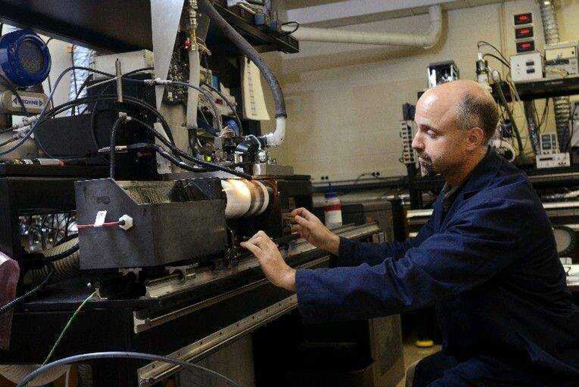 Todd Griffin, Kodak print head engineer, makes a demo print with a high-speed drum at Kodak research labs Aug. 28 in Rochester, N.Y. The print will be used to investigate the quality of new ink sets. This is part of new materials development for flexographic printing plates. (Heather Ainsworth ~ Associated Press)