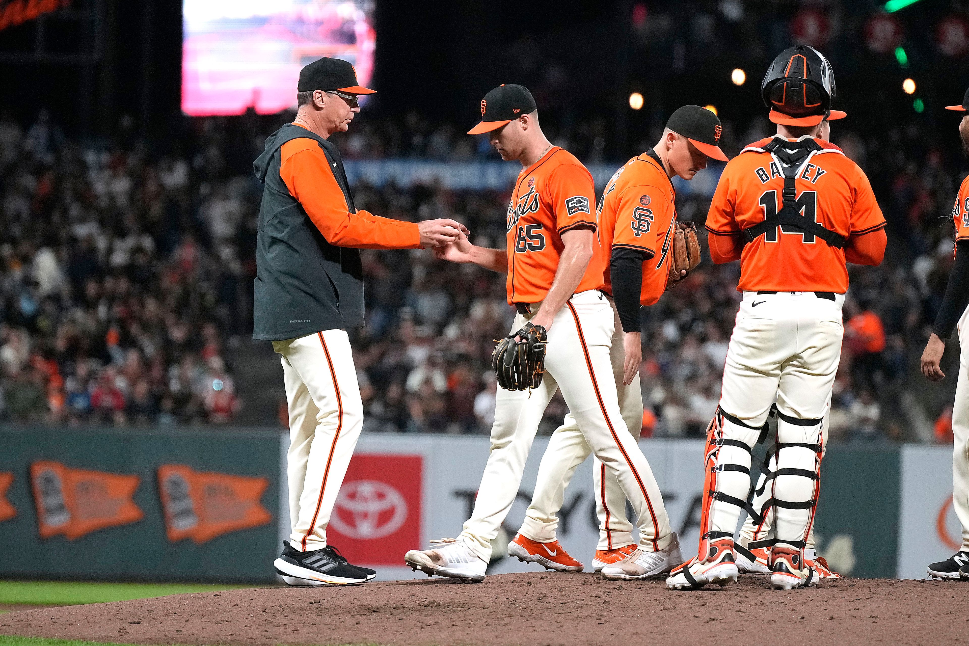 San Francisco Giants pitcher Landen Roupp (65) is taken out by San Francisco Giants manager Bob Melvin, left, during the fourth inning against the St. Louis Cardinals in a baseball game, Friday, Sept. 27, 2024, in San Francisco. (AP Photo/Tony Avelar)