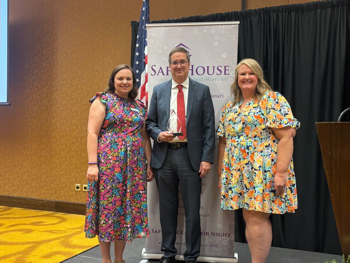 Community members receive awards from Safe House of Southeast Missouri